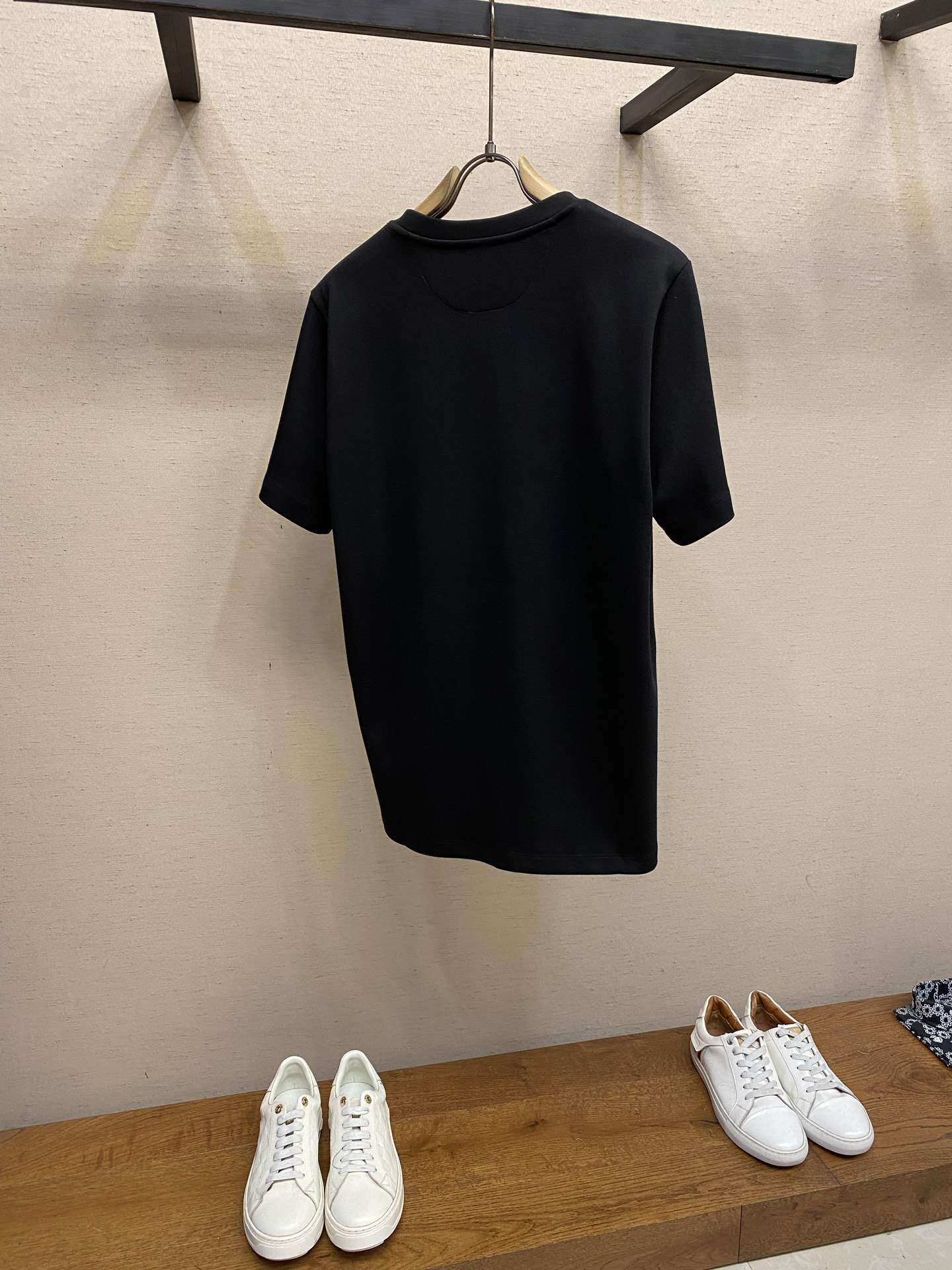 🌟🌟Fendi，2026FW 标准版型短袖圆领T恤。纯棉材质。胸前绣有经典同色系 FF Selleria