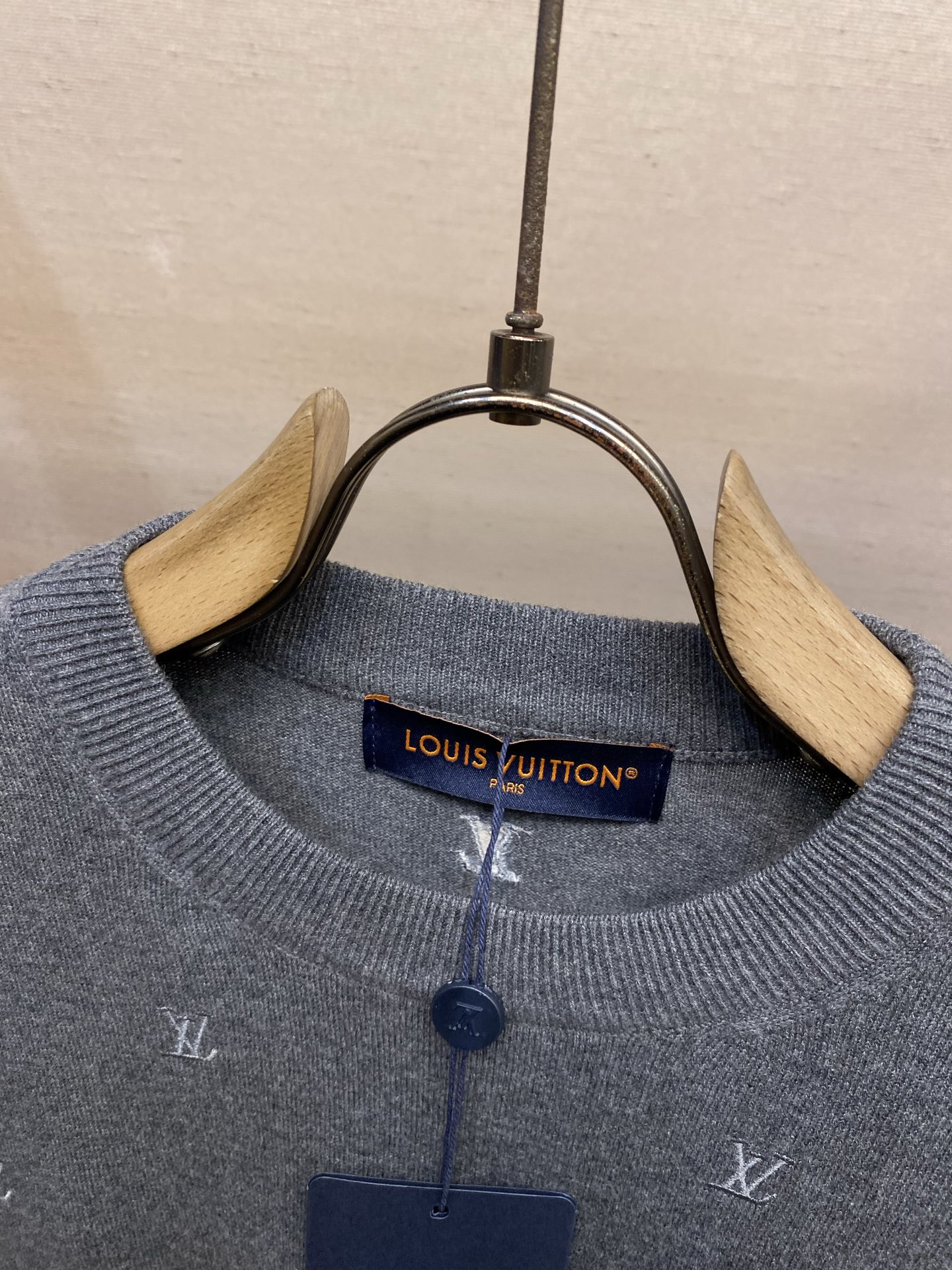 🌟🌟 1V，路易家2026FW 老钱灰刺绣全幅呈现 Monogram标识针织圆领短袖 T恤 ⚠️请干洗或