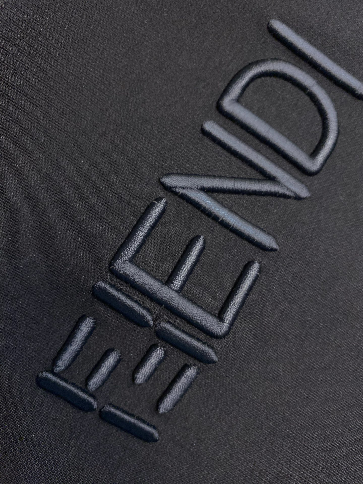 🌟🌟Fendi，2026FW 标准版型短袖圆领T恤。纯棉材质。胸前绣有经典同色系 FF Selleria