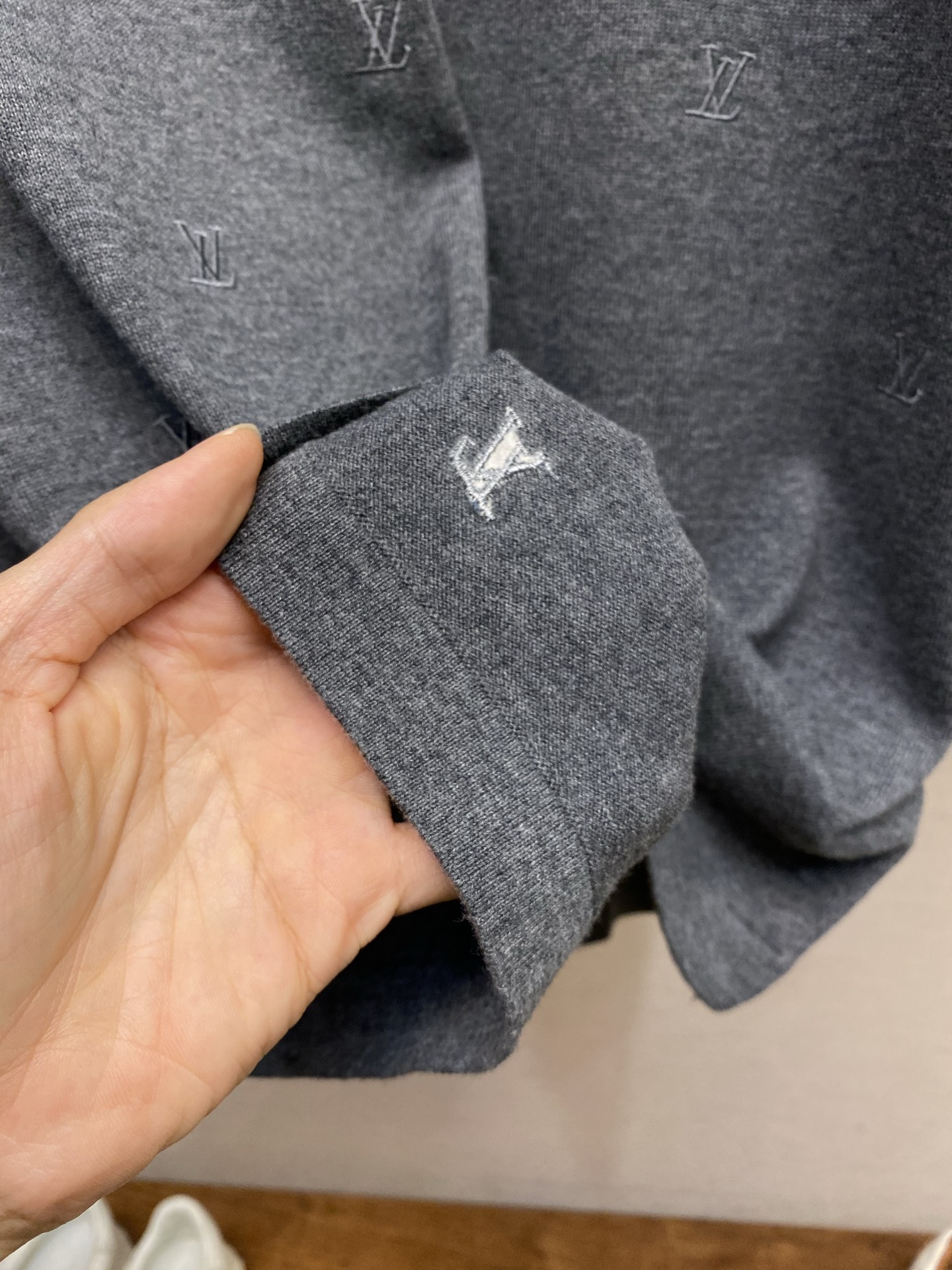 🌟🌟 1V，路易家2026FW 老钱灰刺绣全幅呈现 Monogram标识针织圆领短袖 T恤 ⚠️请干洗或