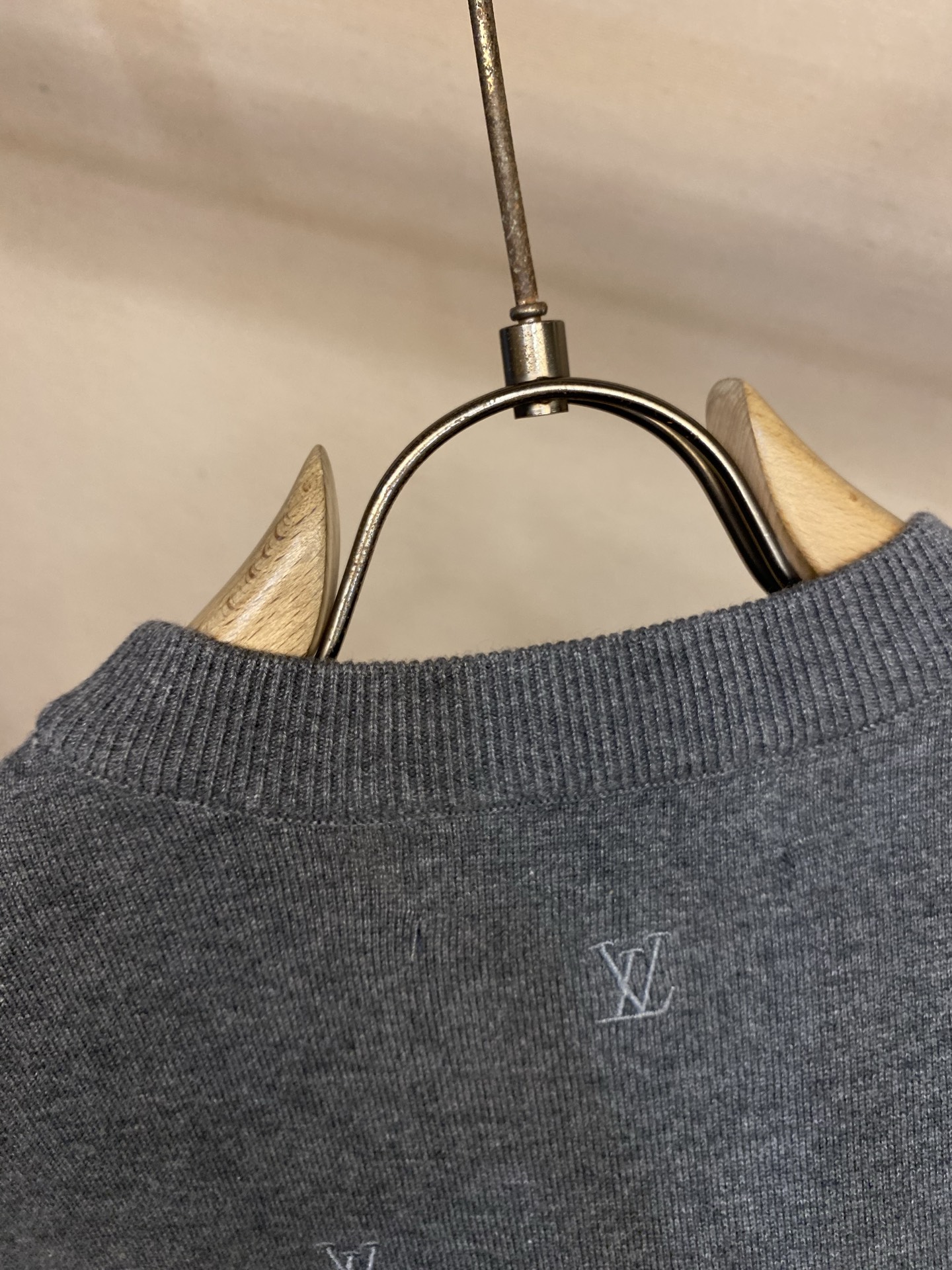 🌟🌟 1V，路易家2026FW 老钱灰刺绣全幅呈现 Monogram标识针织圆领短袖 T恤 ⚠️请干洗或
