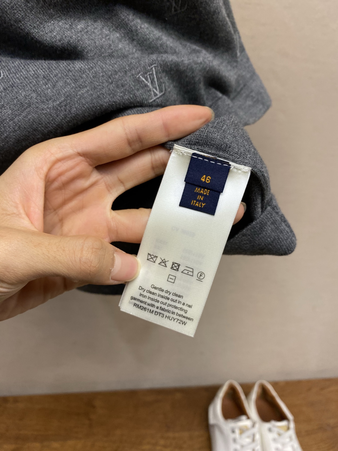 🌟🌟 1V，路易家2026FW 老钱灰刺绣全幅呈现 Monogram标识针织圆领短袖 T恤 ⚠️请干洗或