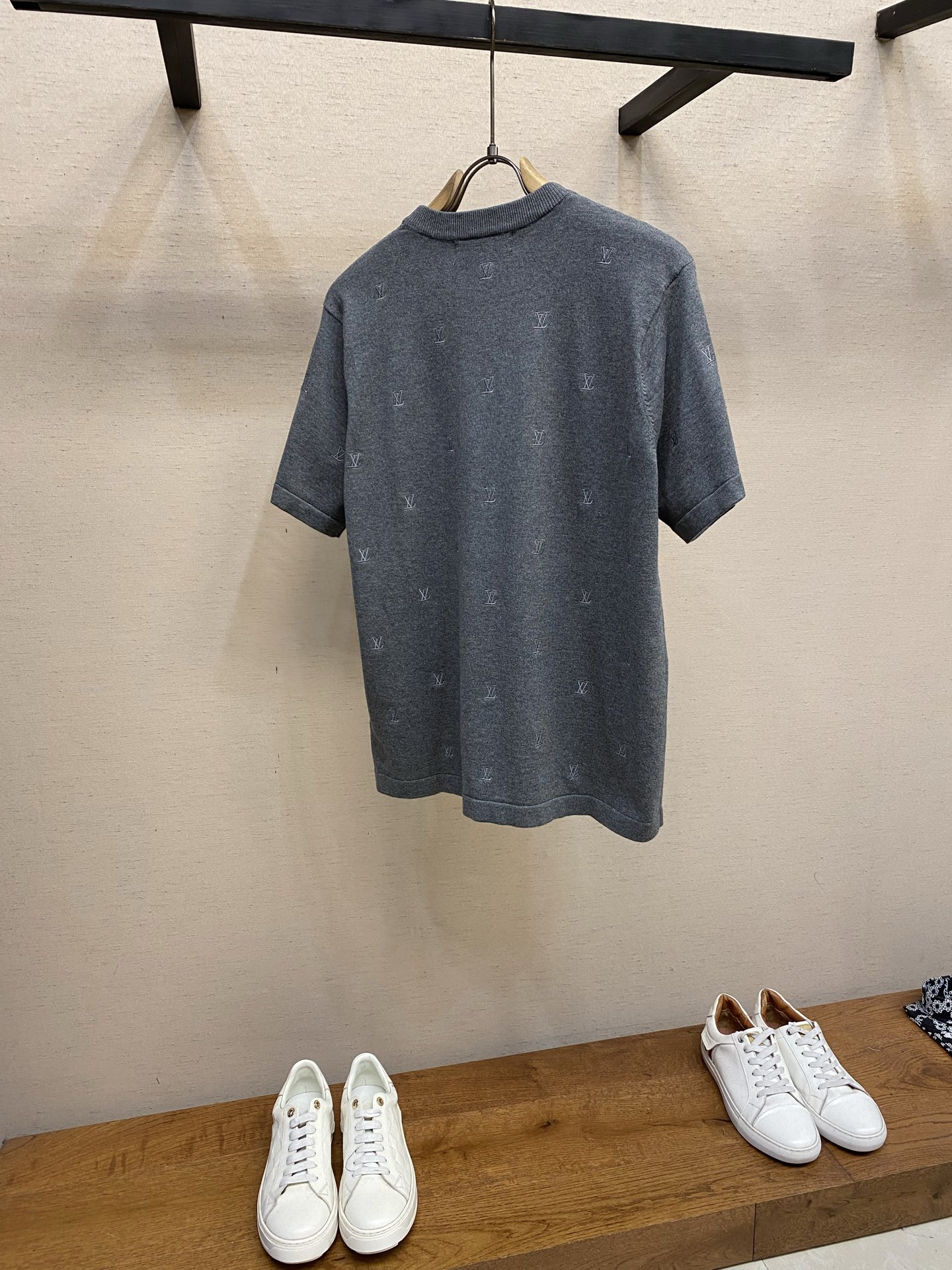 🌟🌟 1V，路易家2026FW 老钱灰刺绣全幅呈现 Monogram标识针织圆领短袖 T恤 ⚠️请干洗或