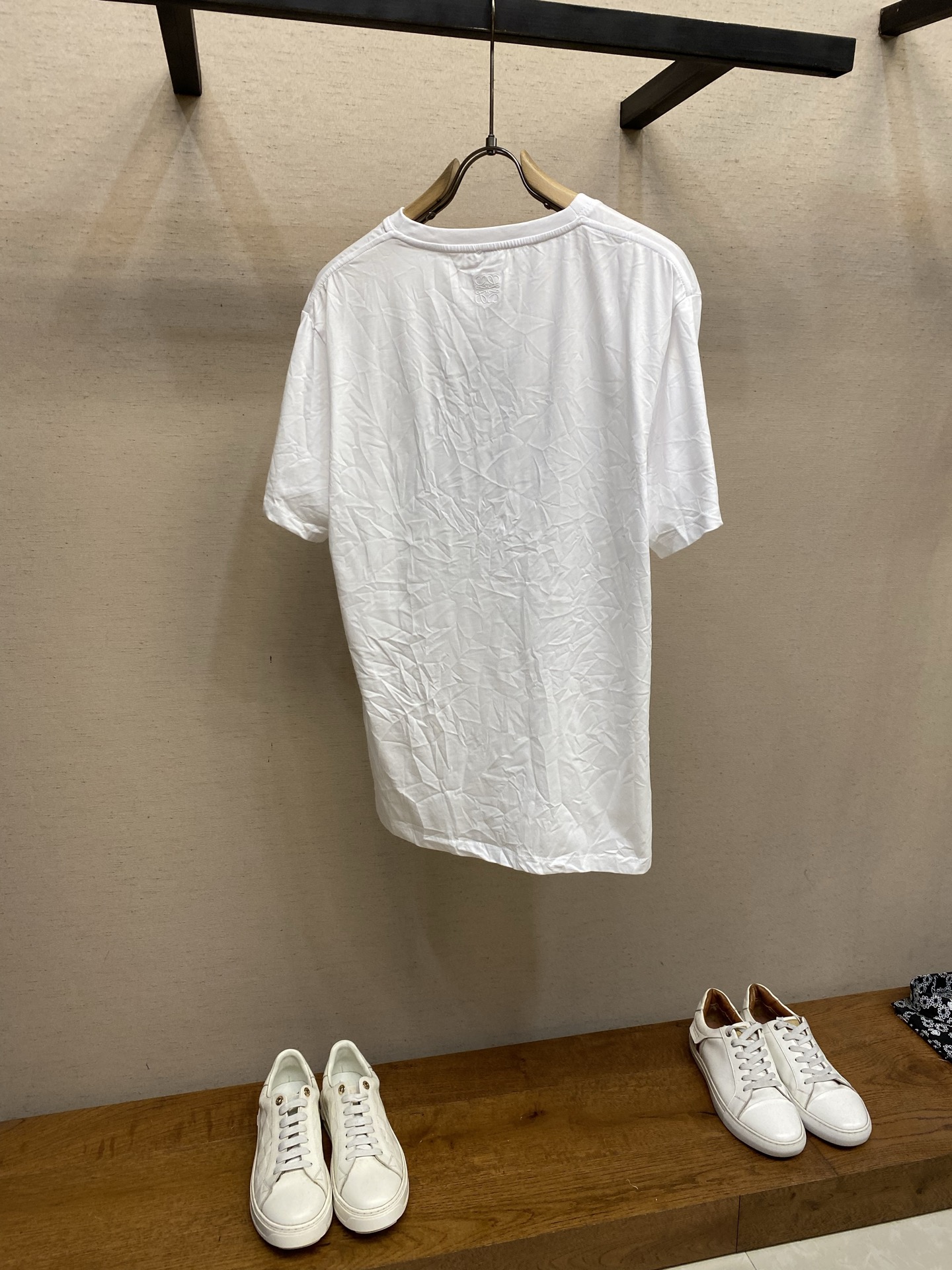 🌟🌟Loewe，皇冠褶皱圆领短袖发售色系：黑色、白色⚠️原¥5550购买；轻盈棉质混纺面料、饰有经典标志