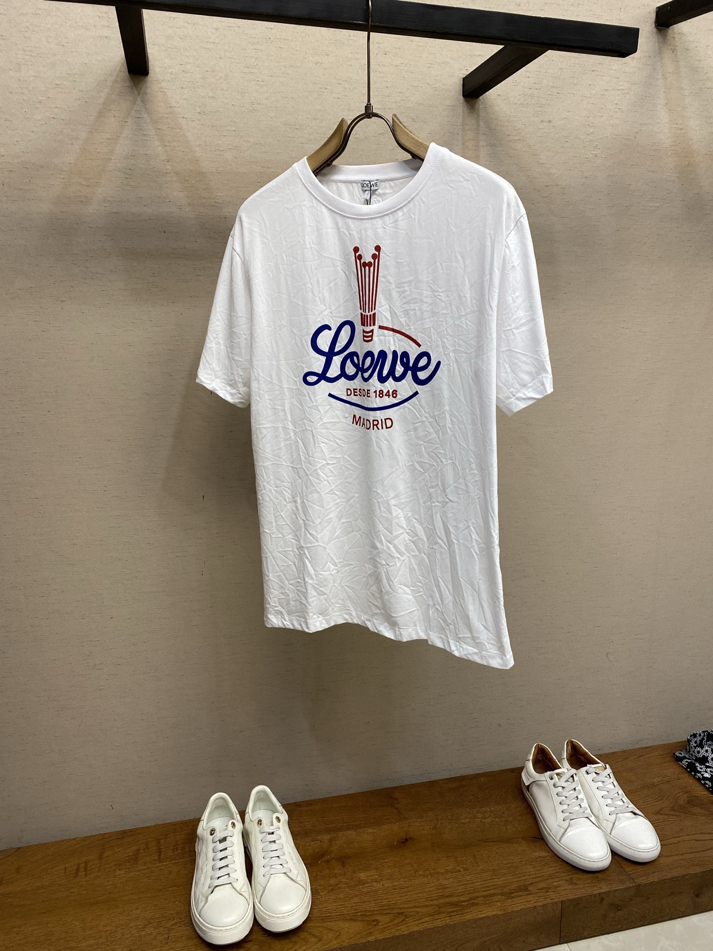 🌟🌟Loewe，皇冠褶皱圆领短袖发售色系：黑色、白色⚠️原¥5550购买；轻盈棉质混纺面料、饰有经典标志