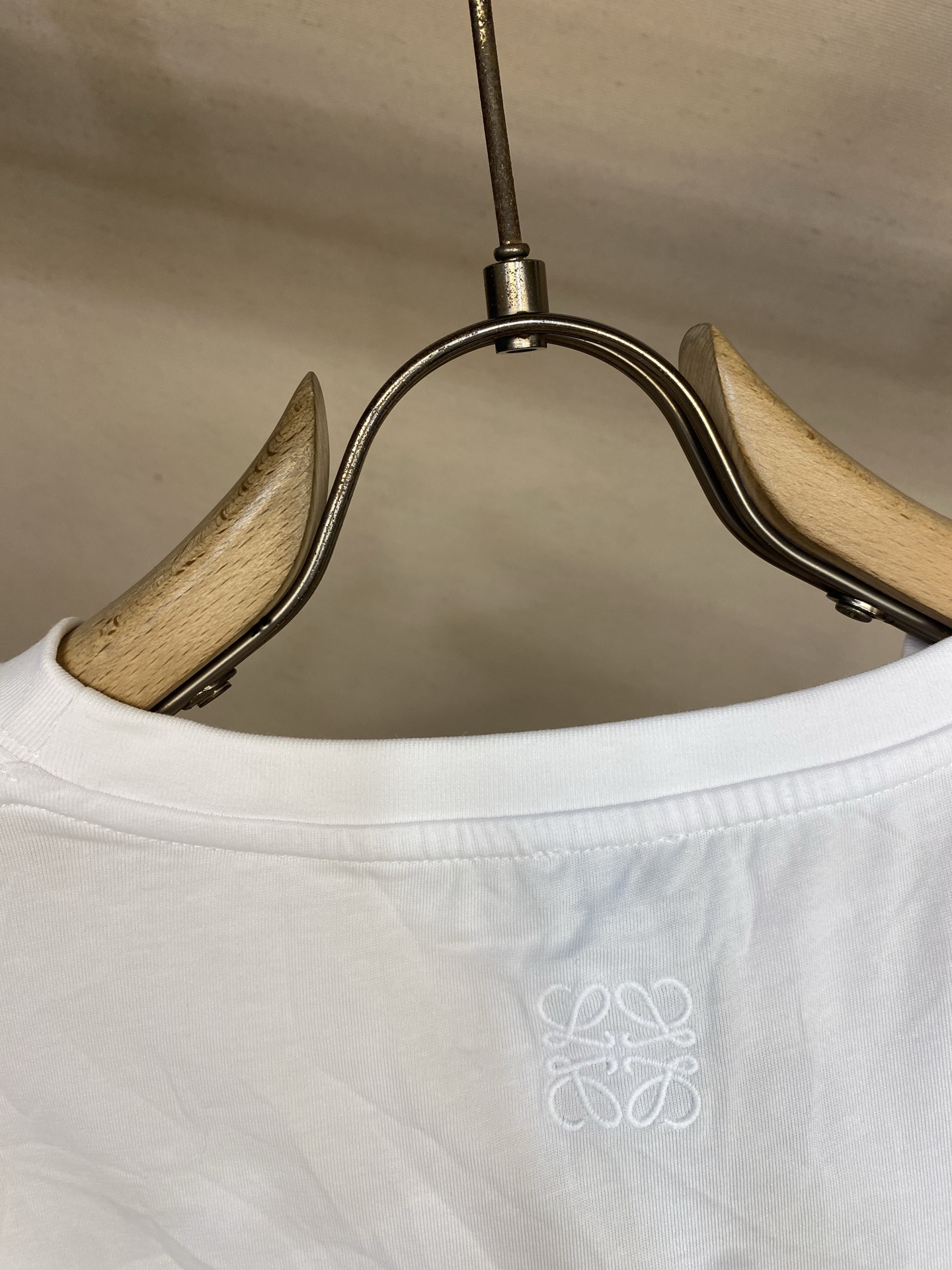 🌟🌟Loewe，皇冠褶皱圆领短袖发售色系：黑色、白色⚠️原¥5550购买；轻盈棉质混纺面料、饰有经典标志