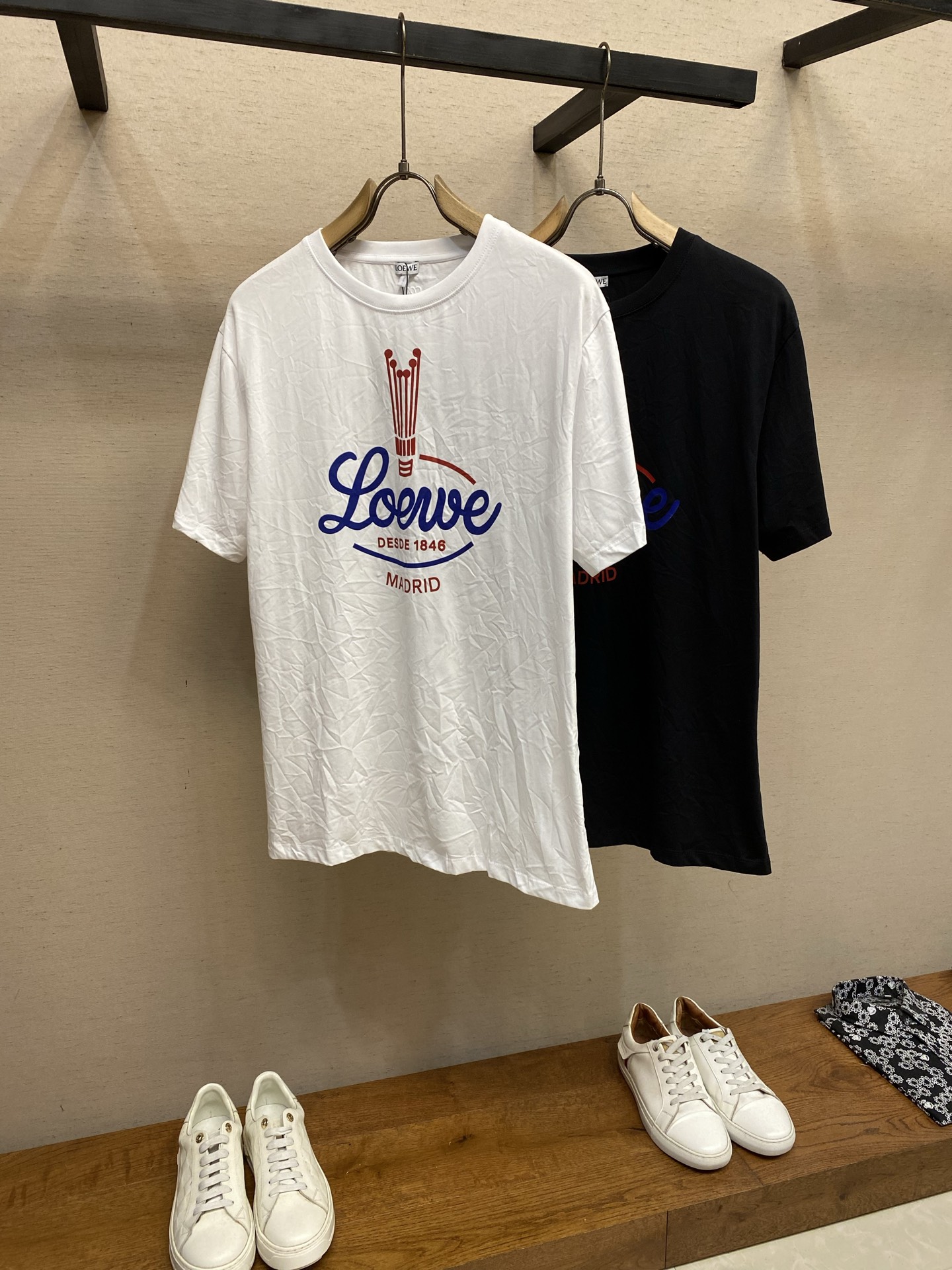 🌟🌟Loewe，皇冠褶皱圆领短袖发售色系：黑色、白色⚠️原¥5550购买；轻盈棉质混纺面料、饰有经典标志