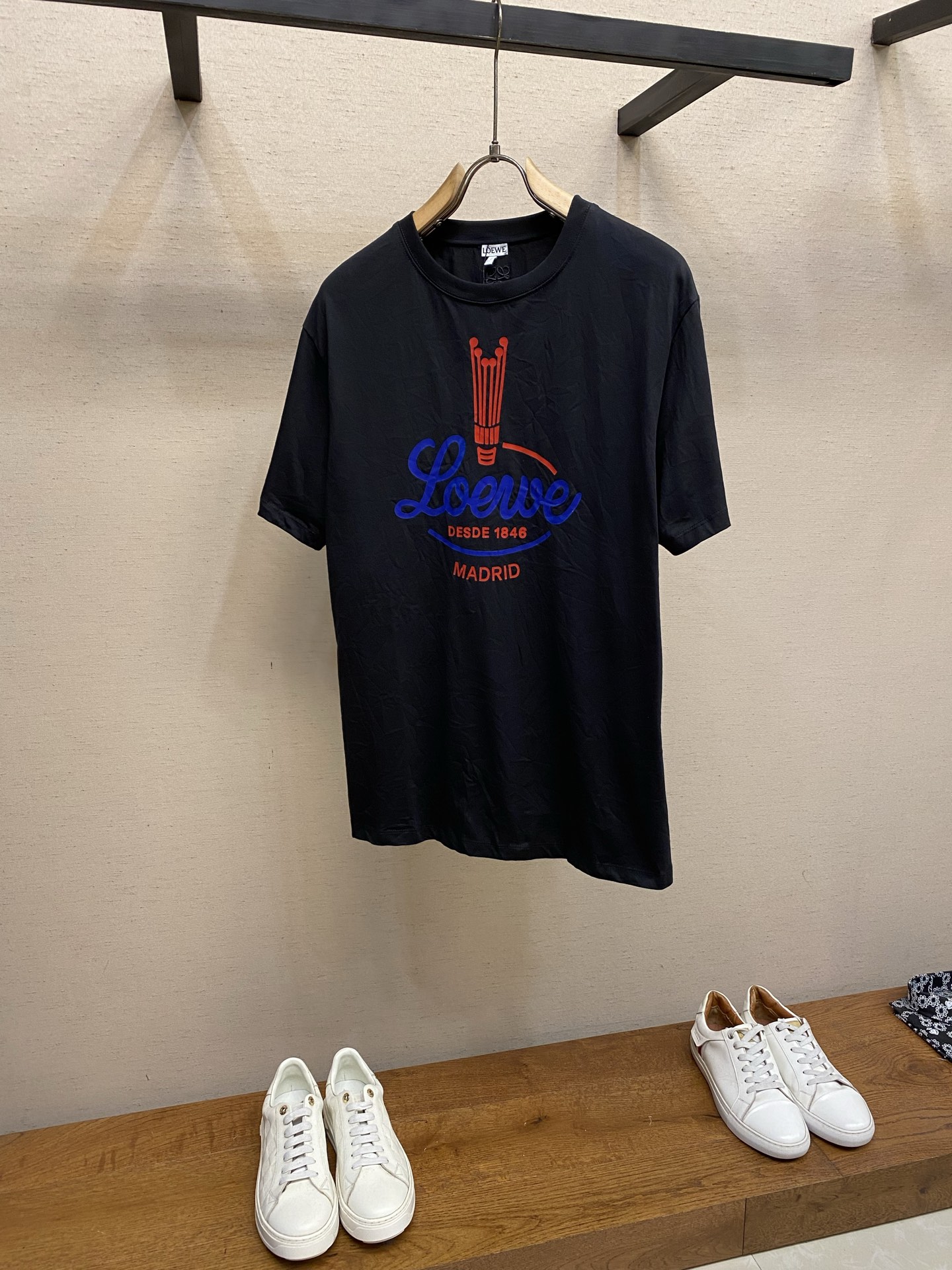 🌟🌟Loewe，皇冠褶皱圆领短袖发售色系：黑色、白色⚠️原¥5550购买；轻盈棉质混纺面料、饰有经典标志