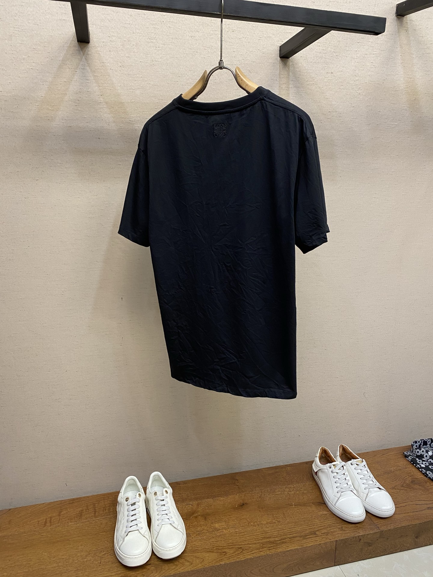 🌟🌟Loewe，皇冠褶皱圆领短袖发售色系：黑色、白色⚠️原¥5550购买；轻盈棉质混纺面料、饰有经典标志