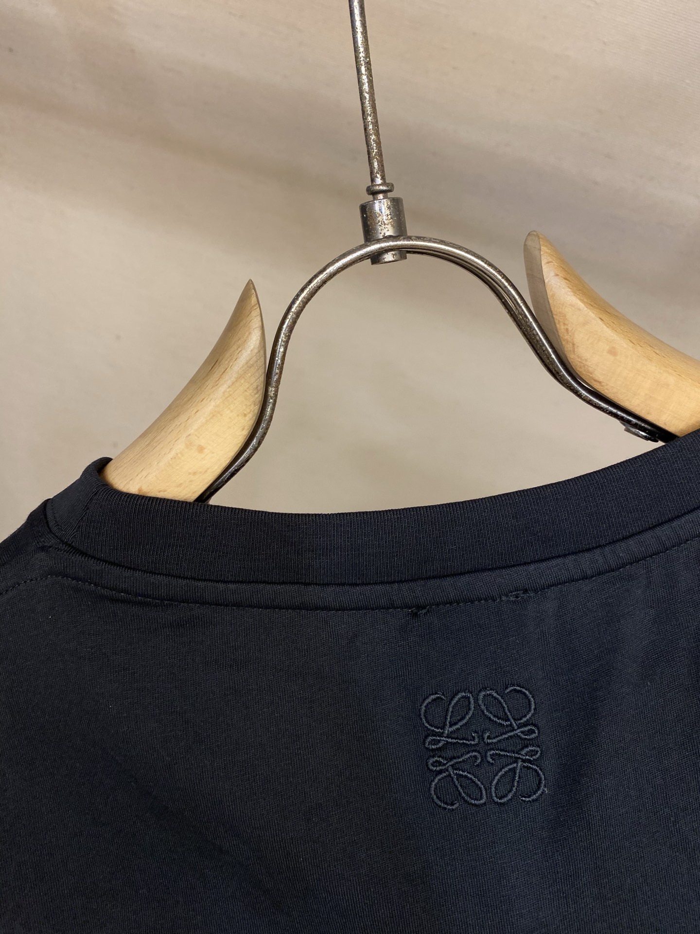🌟🌟Loewe，皇冠褶皱圆领短袖发售色系：黑色、白色⚠️原¥5550购买；轻盈棉质混纺面料、饰有经典标志