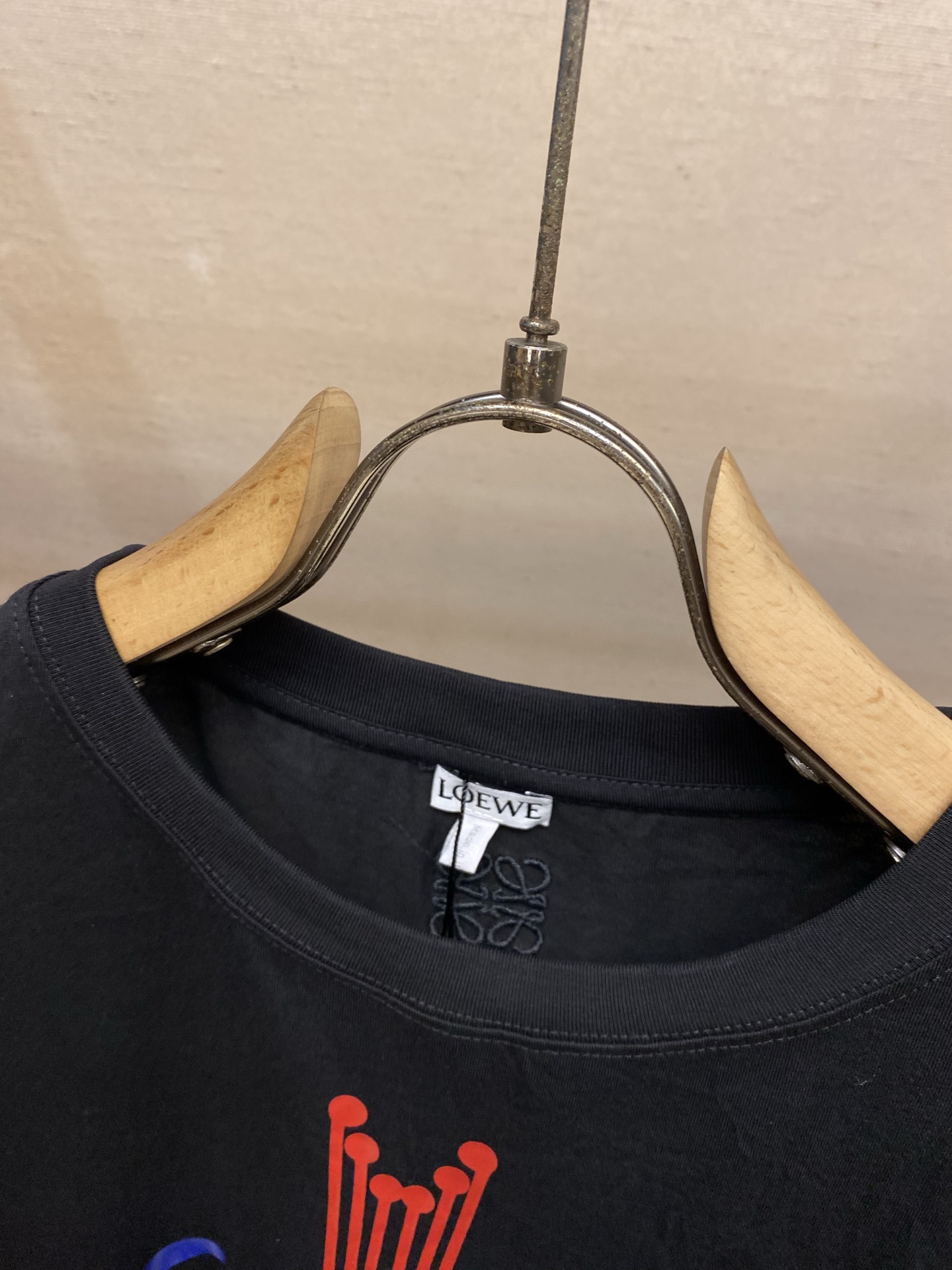 🌟🌟Loewe，皇冠褶皱圆领短袖发售色系：黑色、白色⚠️原¥5550购买；轻盈棉质混纺面料、饰有经典标志
