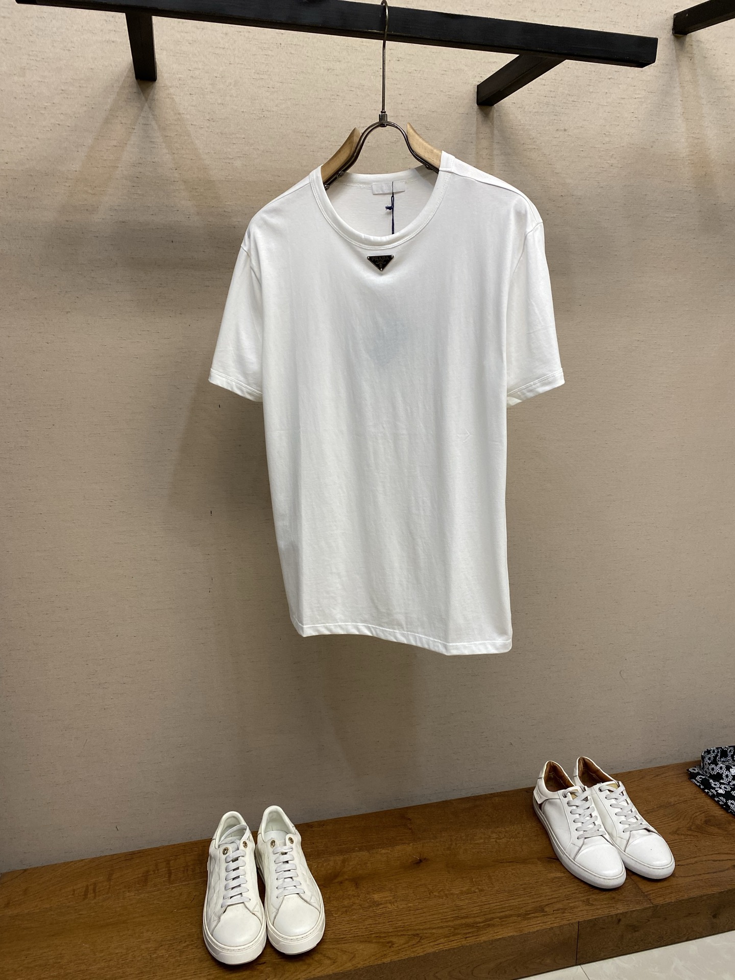 🌟🌟Prada，领口三角标短袖面料采用16支220g精梳棉，定制标志性的涂珐琅金属三角形徽标点缀正面，面