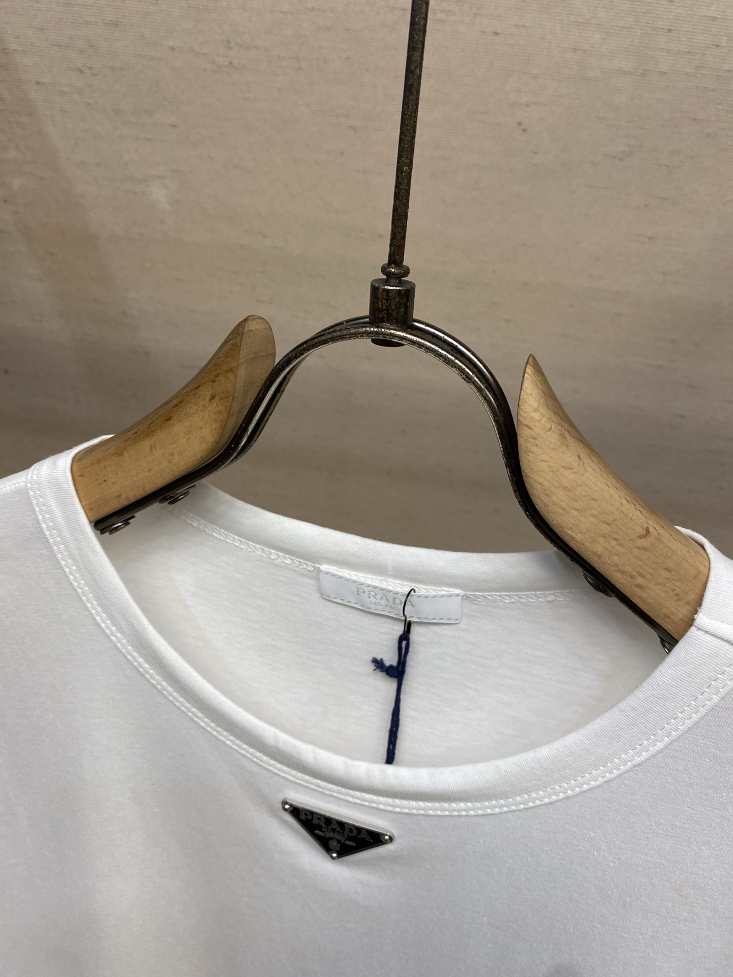 🌟🌟Prada，领口三角标短袖面料采用16支220g精梳棉，定制标志性的涂珐琅金属三角形徽标点缀正面，面