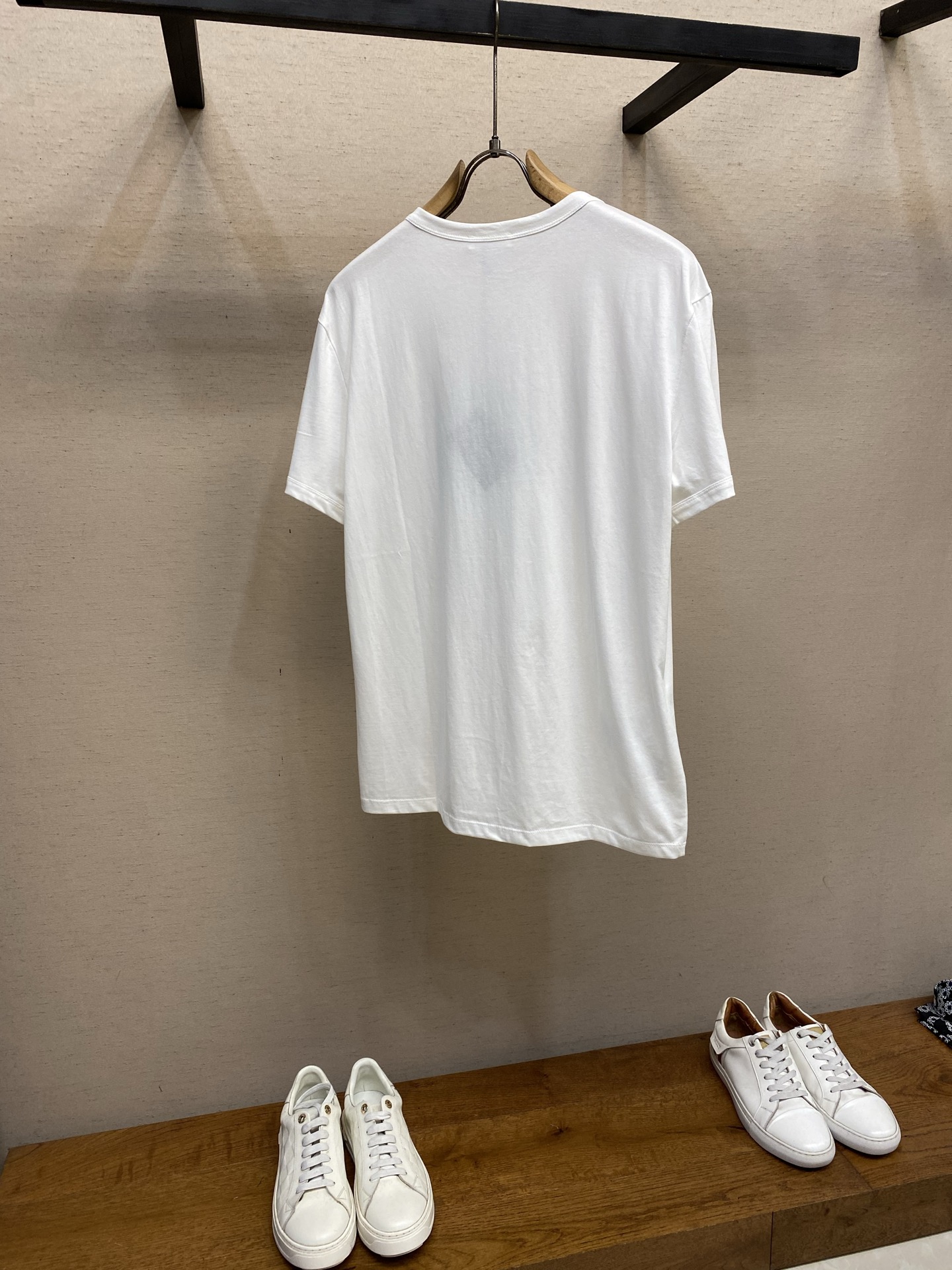 🌟🌟Prada，领口三角标短袖面料采用16支220g精梳棉，定制标志性的涂珐琅金属三角形徽标点缀正面，面