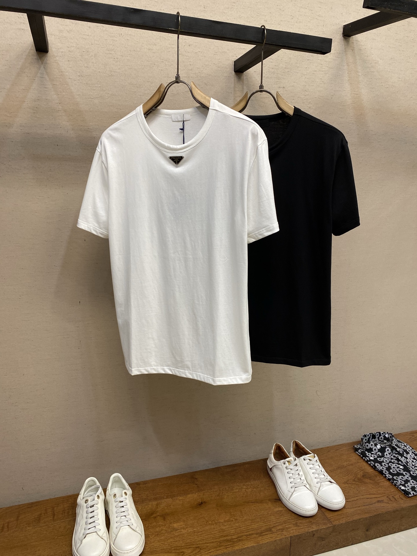 🌟🌟Prada，领口三角标短袖面料采用16支220g精梳棉，定制标志性的涂珐琅金属三角形徽标点缀正面，面