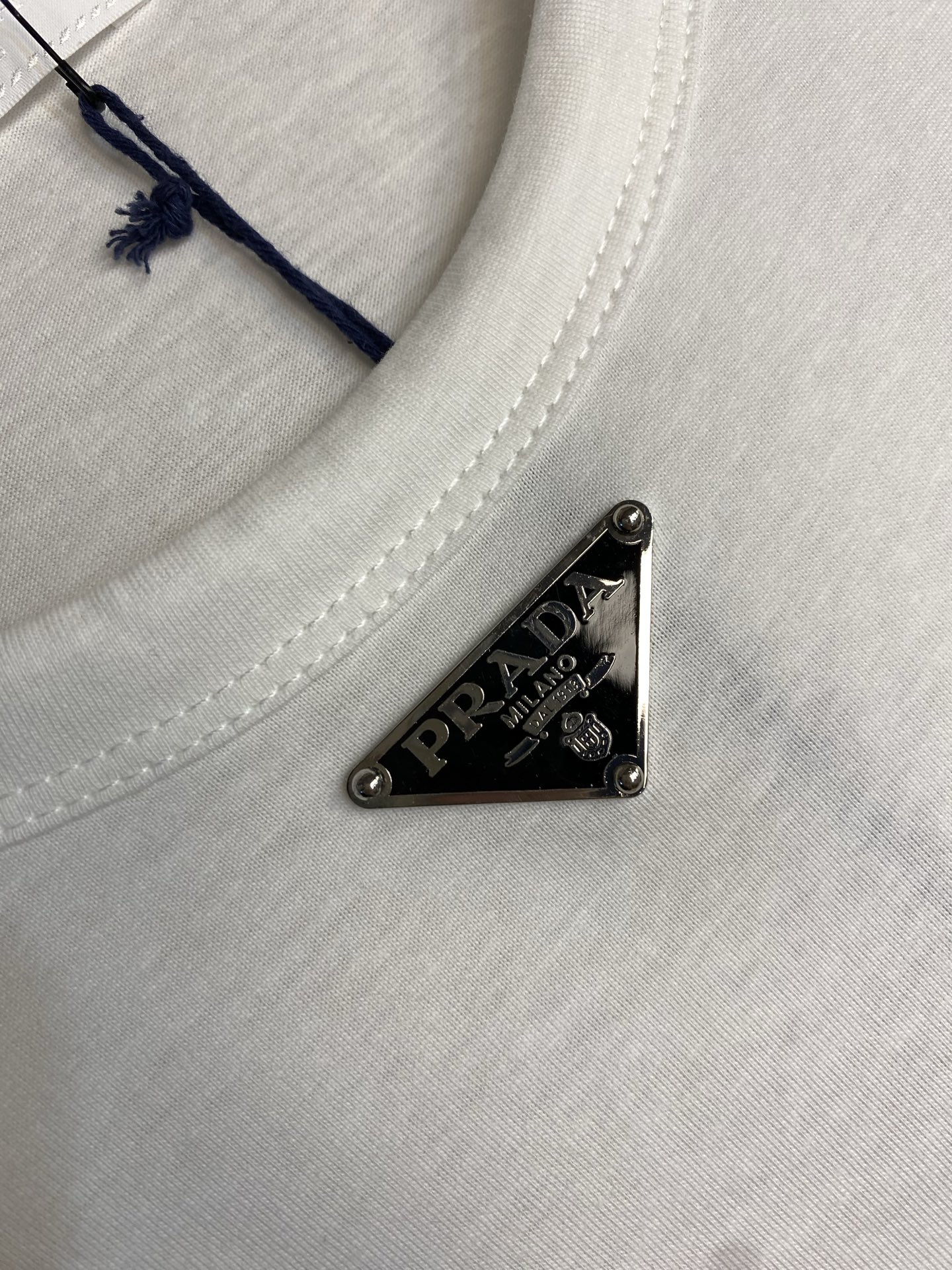 🌟🌟Prada，领口三角标短袖面料采用16支220g精梳棉，定制标志性的涂珐琅金属三角形徽标点缀正面，面