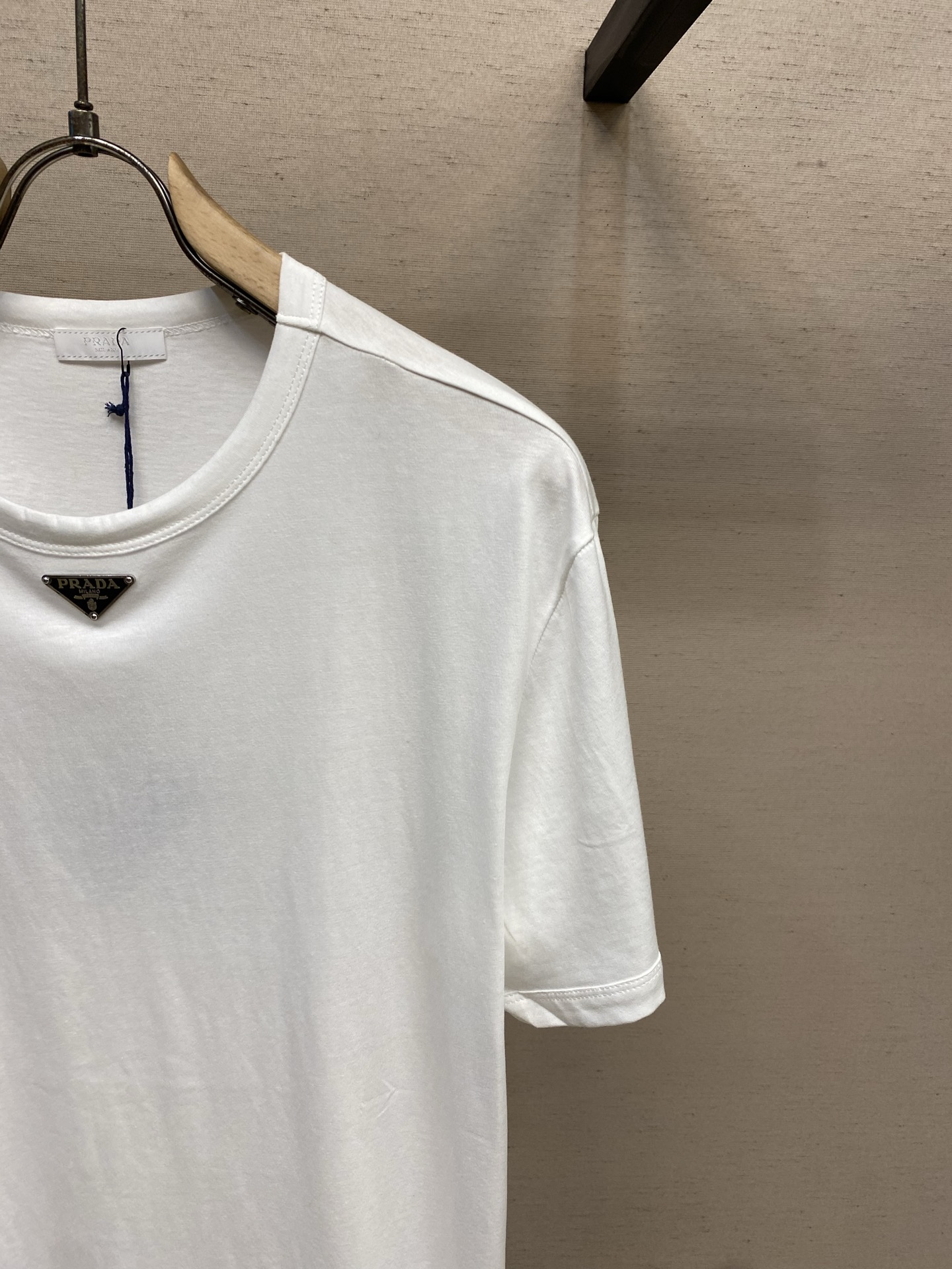 🌟🌟Prada，领口三角标短袖面料采用16支220g精梳棉，定制标志性的涂珐琅金属三角形徽标点缀正面，面