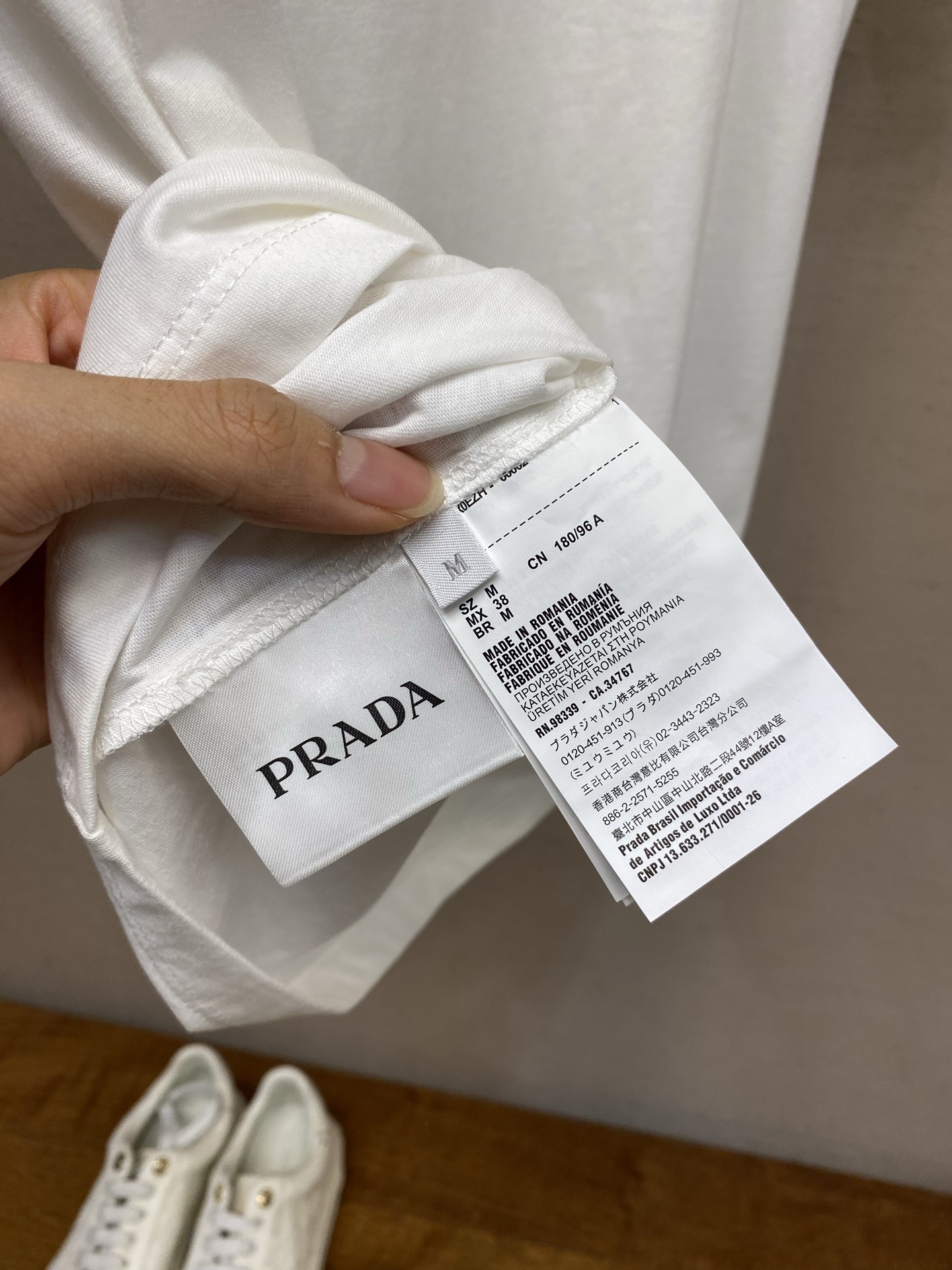 🌟🌟Prada，领口三角标短袖面料采用16支220g精梳棉，定制标志性的涂珐琅金属三角形徽标点缀正面，面