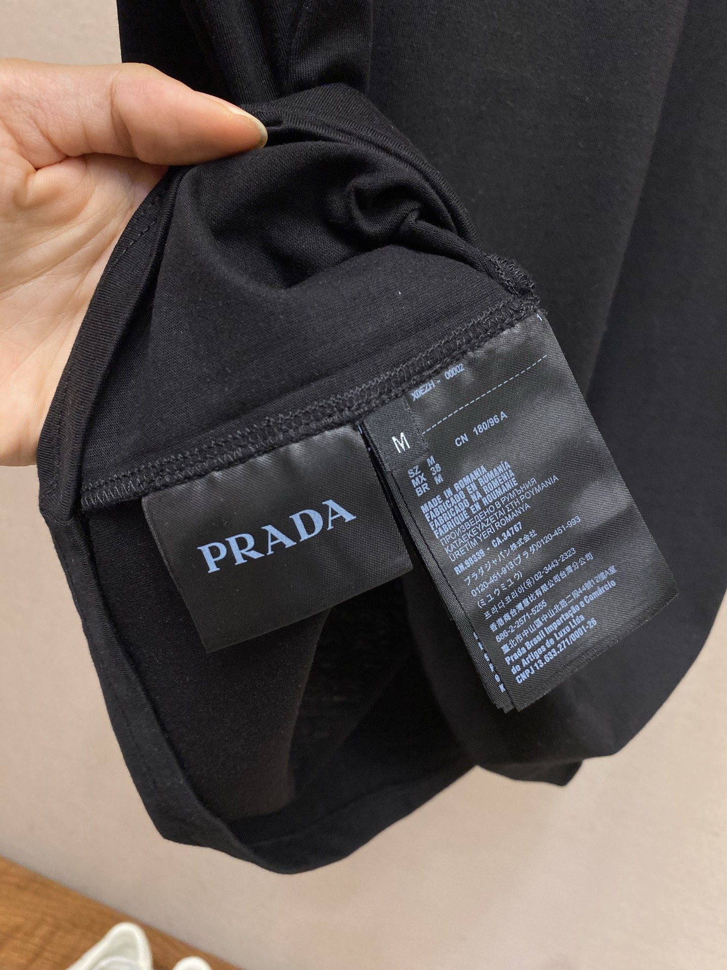 🌟🌟Prada，领口三角标短袖面料采用16支220g精梳棉，定制标志性的涂珐琅金属三角形徽标点缀正面，面