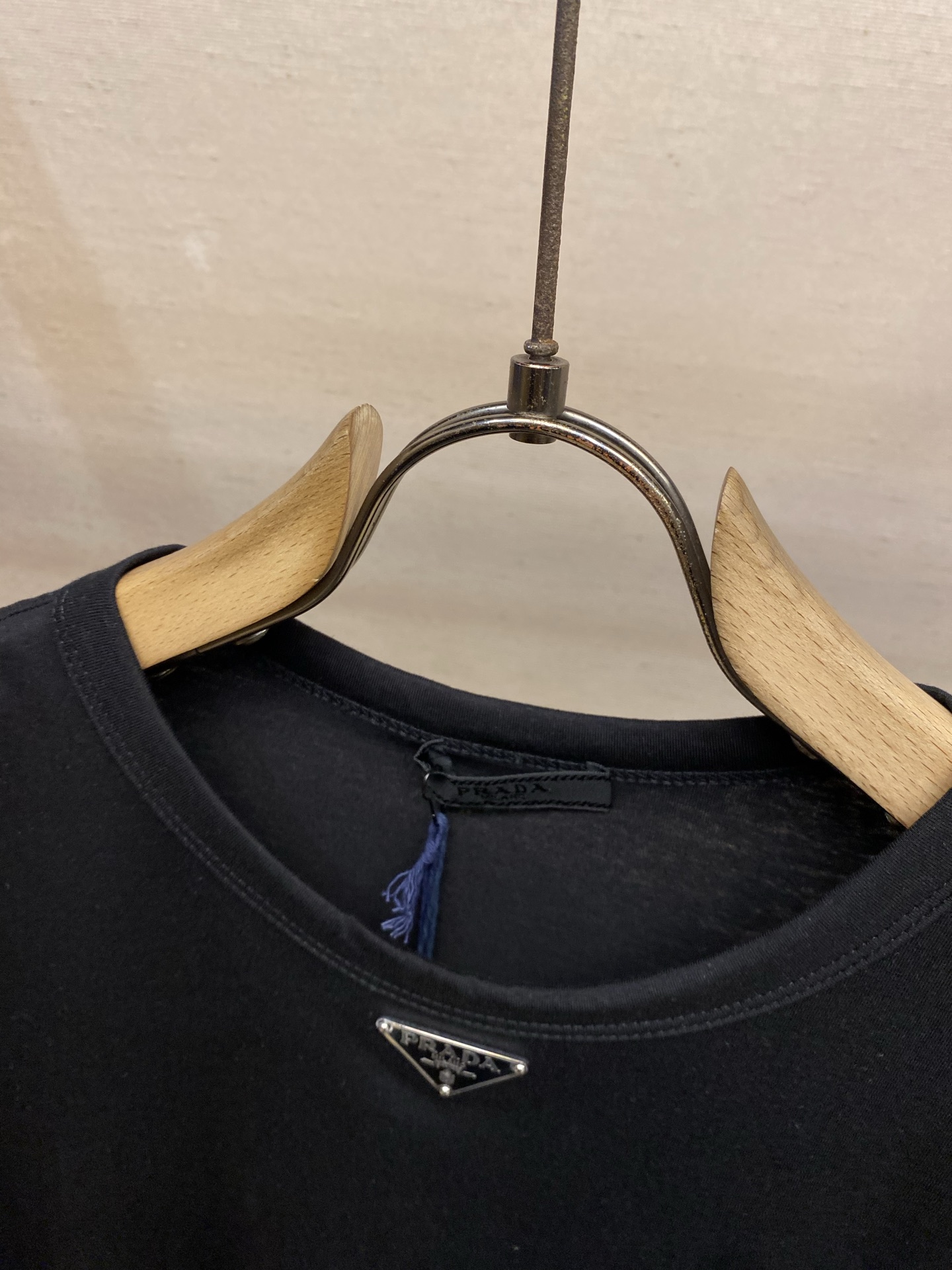 🌟🌟Prada，领口三角标短袖面料采用16支220g精梳棉，定制标志性的涂珐琅金属三角形徽标点缀正面，面