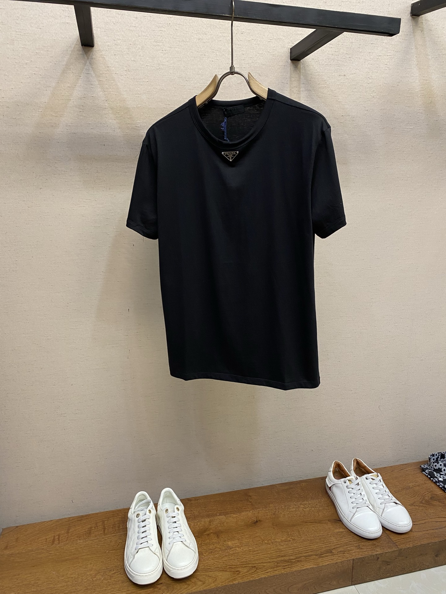 🌟🌟Prada，领口三角标短袖面料采用16支220g精梳棉，定制标志性的涂珐琅金属三角形徽标点缀正面，面