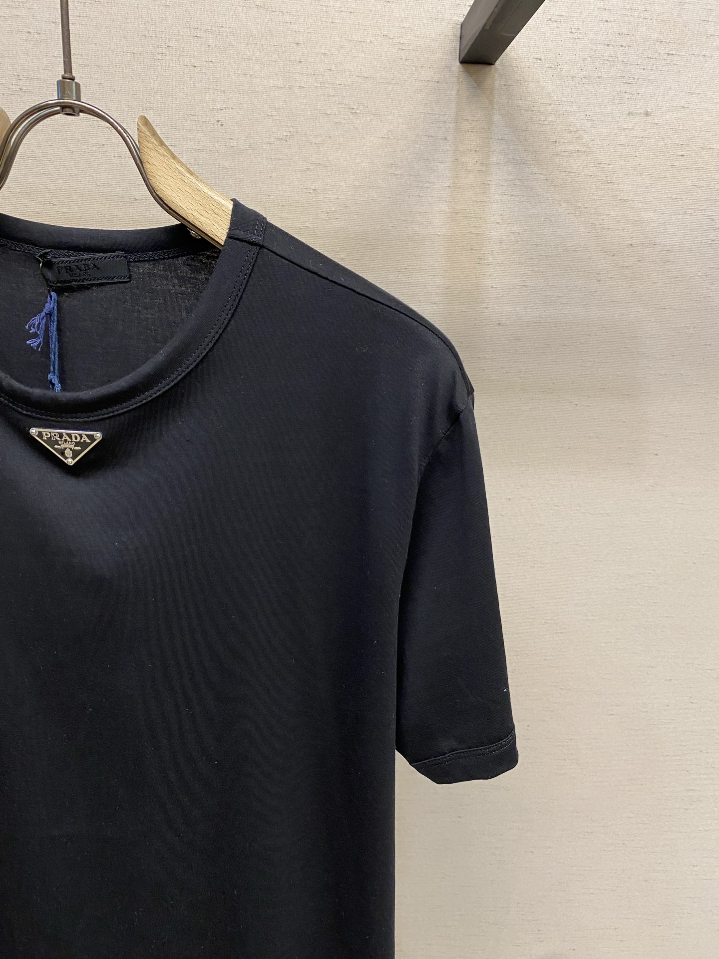 🌟🌟Prada，领口三角标短袖面料采用16支220g精梳棉，定制标志性的涂珐琅金属三角形徽标点缀正面，面