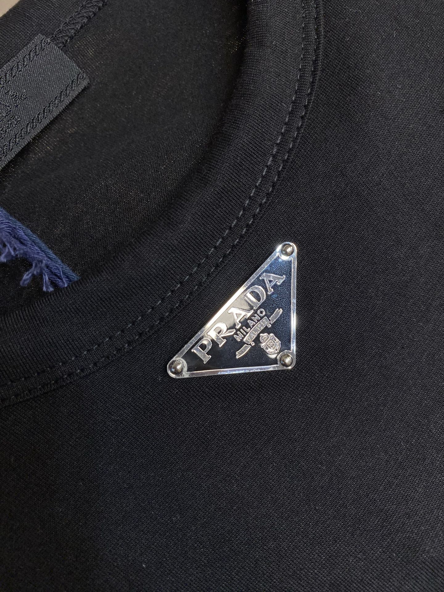 🌟🌟Prada，领口三角标短袖面料采用16支220g精梳棉，定制标志性的涂珐琅金属三角形徽标点缀正面，面