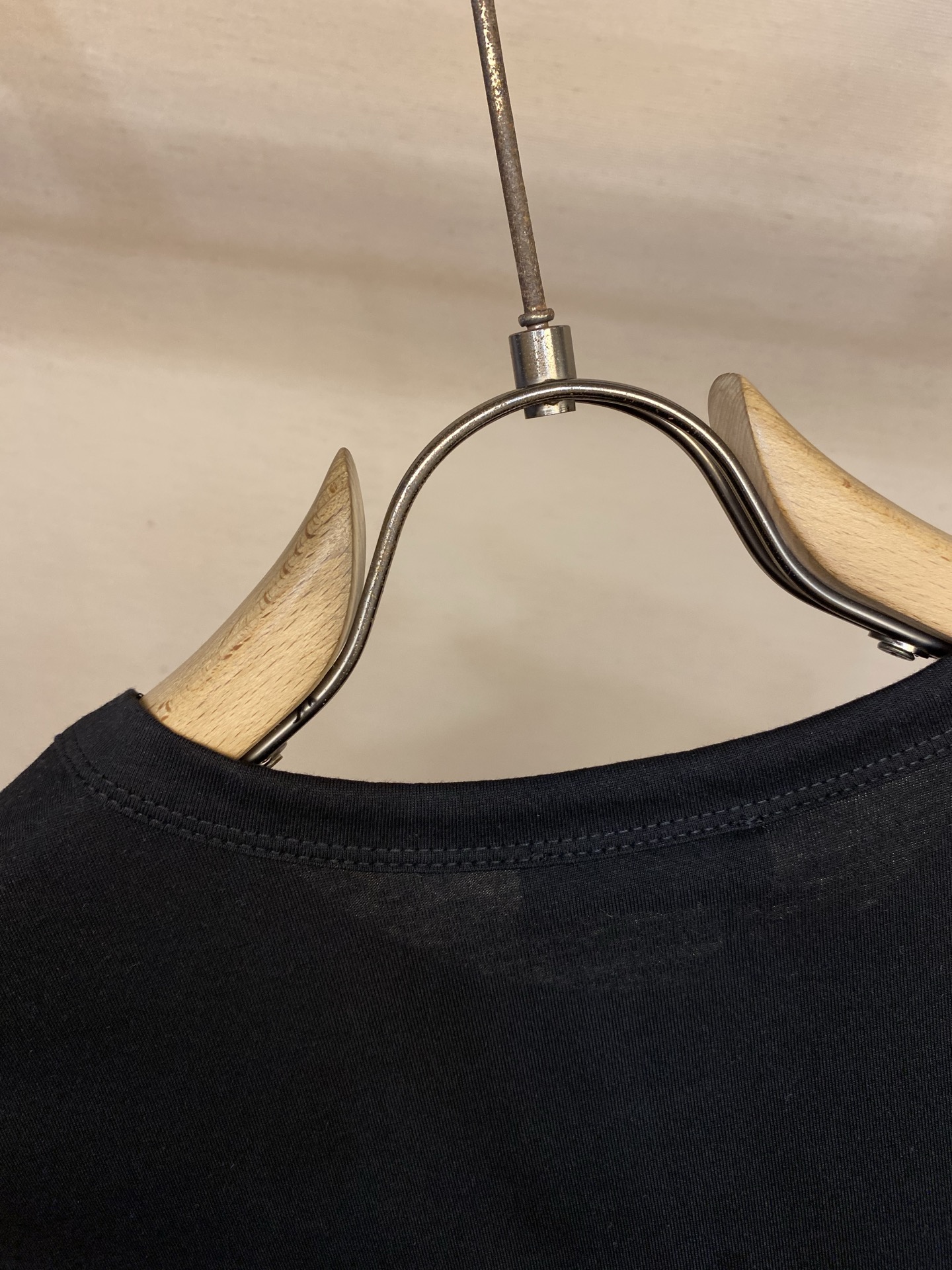 🌟🌟Prada，领口三角标短袖面料采用16支220g精梳棉，定制标志性的涂珐琅金属三角形徽标点缀正面，面