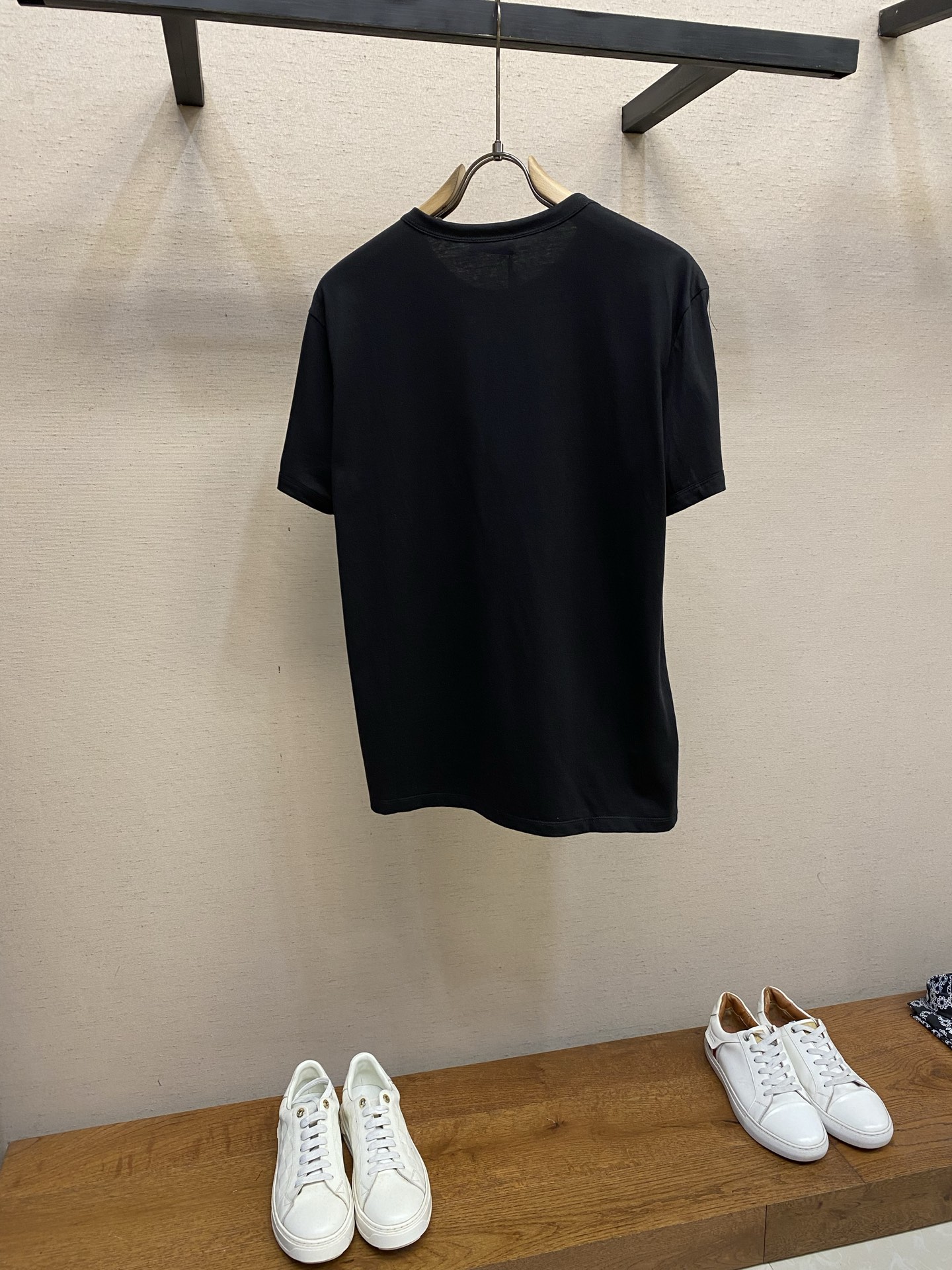 🌟🌟Prada，领口三角标短袖面料采用16支220g精梳棉，定制标志性的涂珐琅金属三角形徽标点缀正面，面