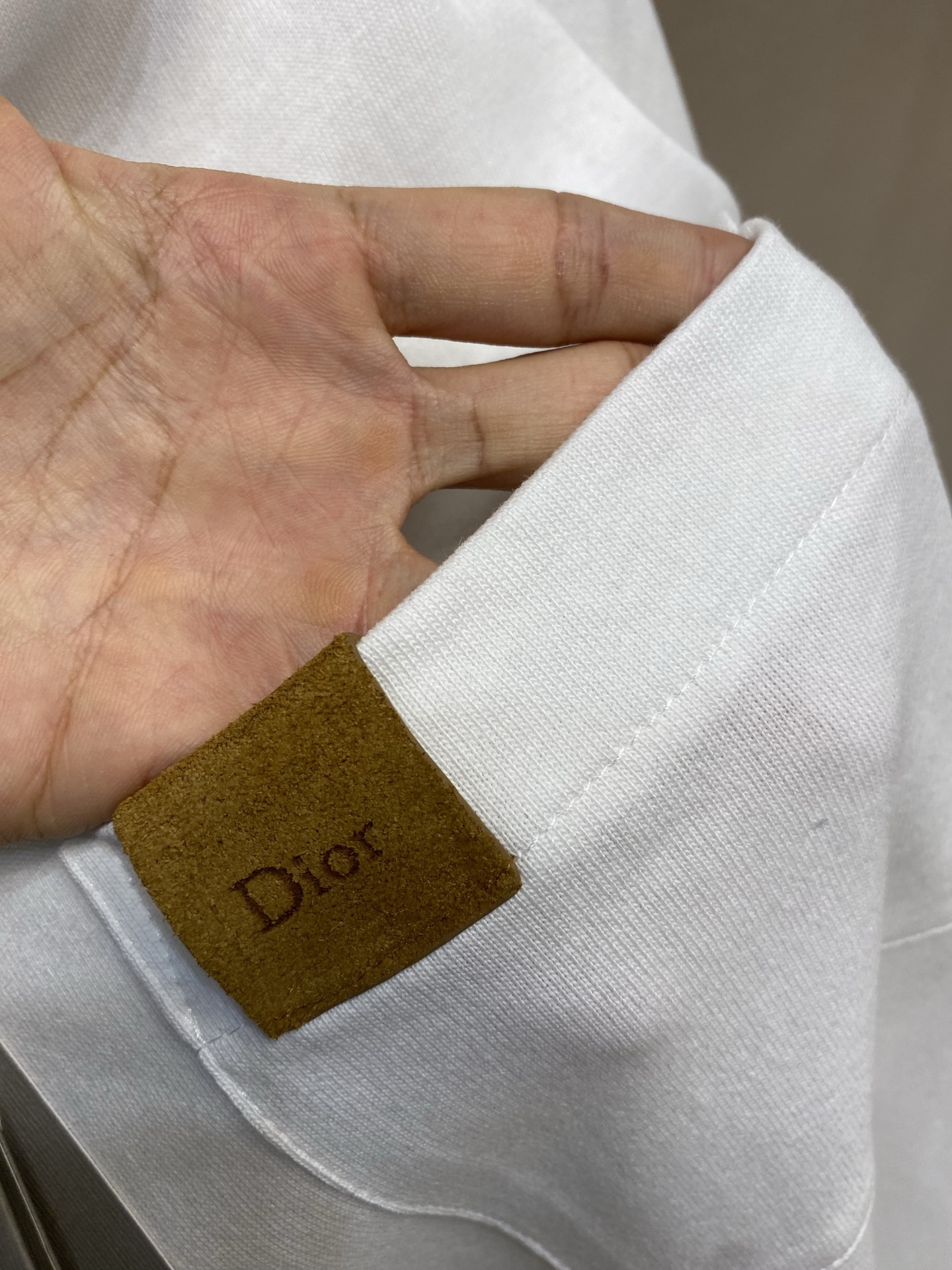 🌟🌟Dior，CD 2026FW 这款T恤是二零二六夏季男装系列新品，呈现简约风格。采用白色棉质针织面料