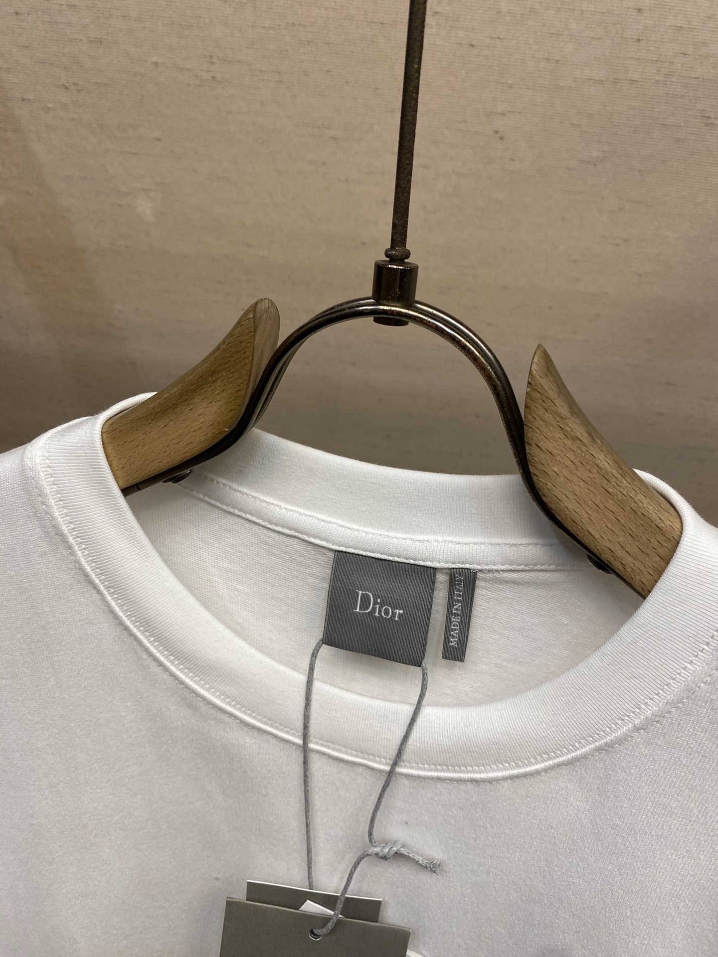 🌟🌟Dior，CD 2026FW 这款T恤是二零二六夏季男装系列新品，呈现简约风格。采用白色棉质针织面料