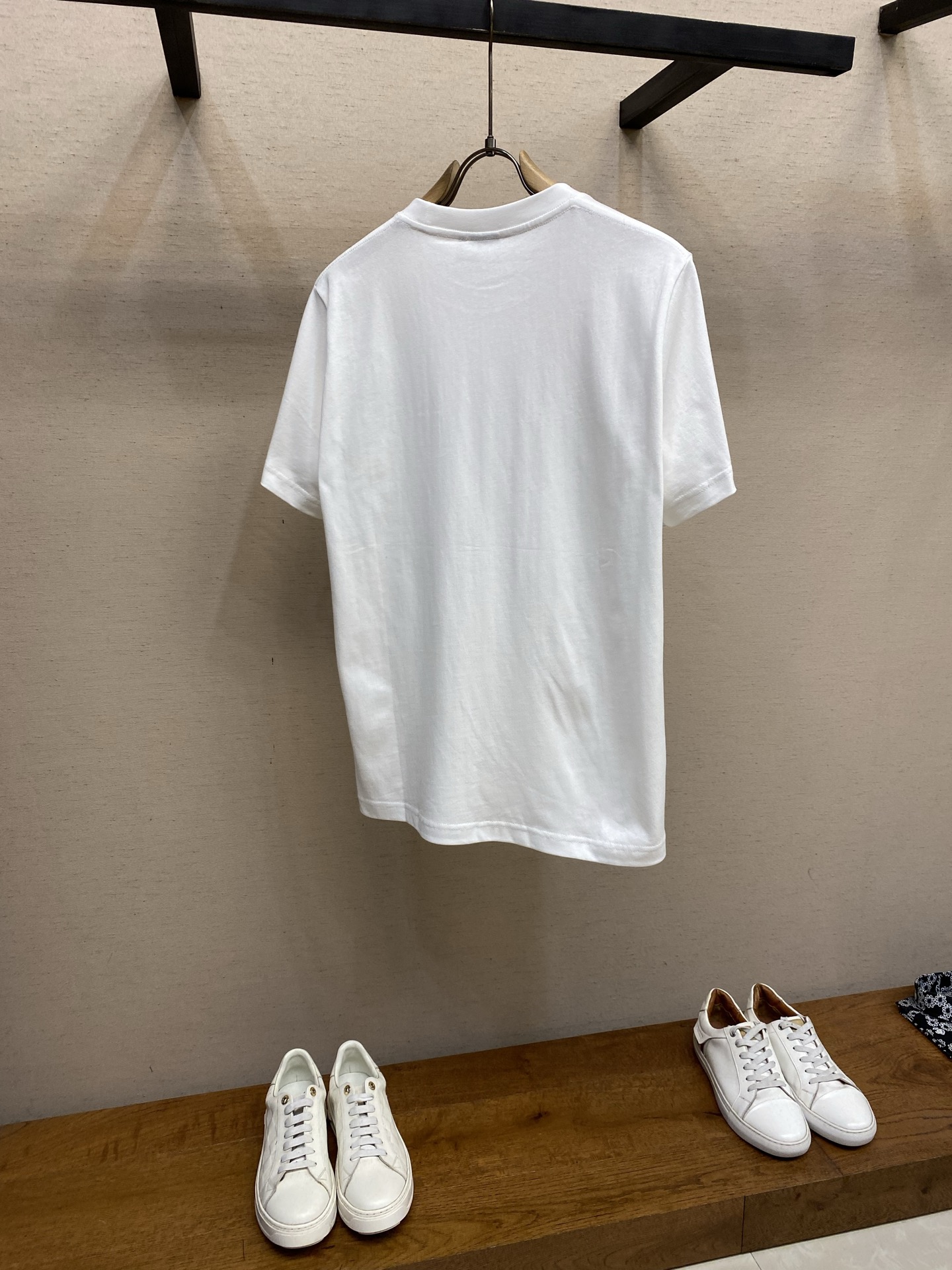 🌟🌟Dior，CD 2026FW 这款T恤是二零二六夏季男装系列新品，呈现简约风格。采用白色棉质针织面料