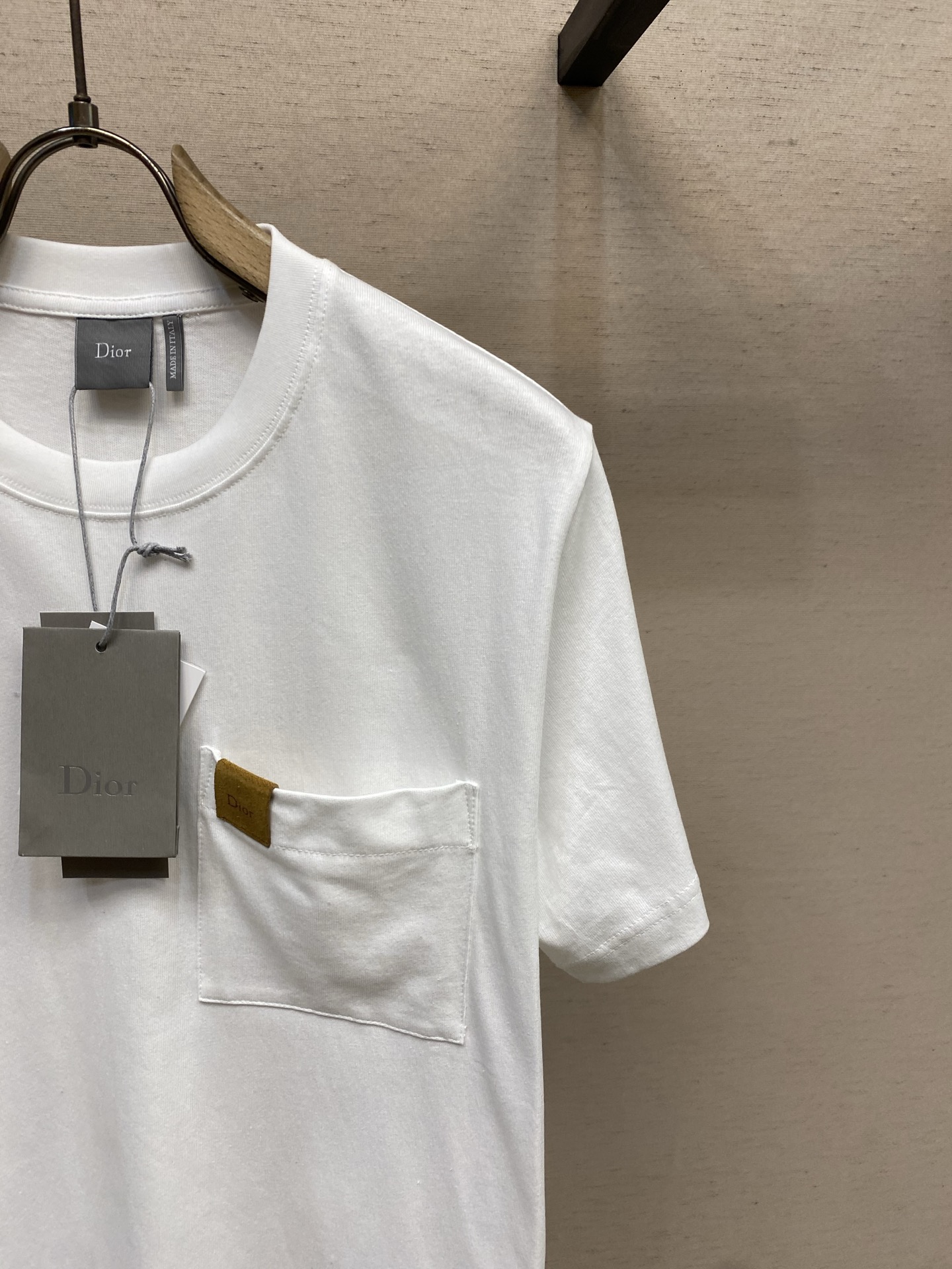 🌟🌟Dior，CD 2026FW 这款T恤是二零二六夏季男装系列新品，呈现简约风格。采用白色棉质针织面料