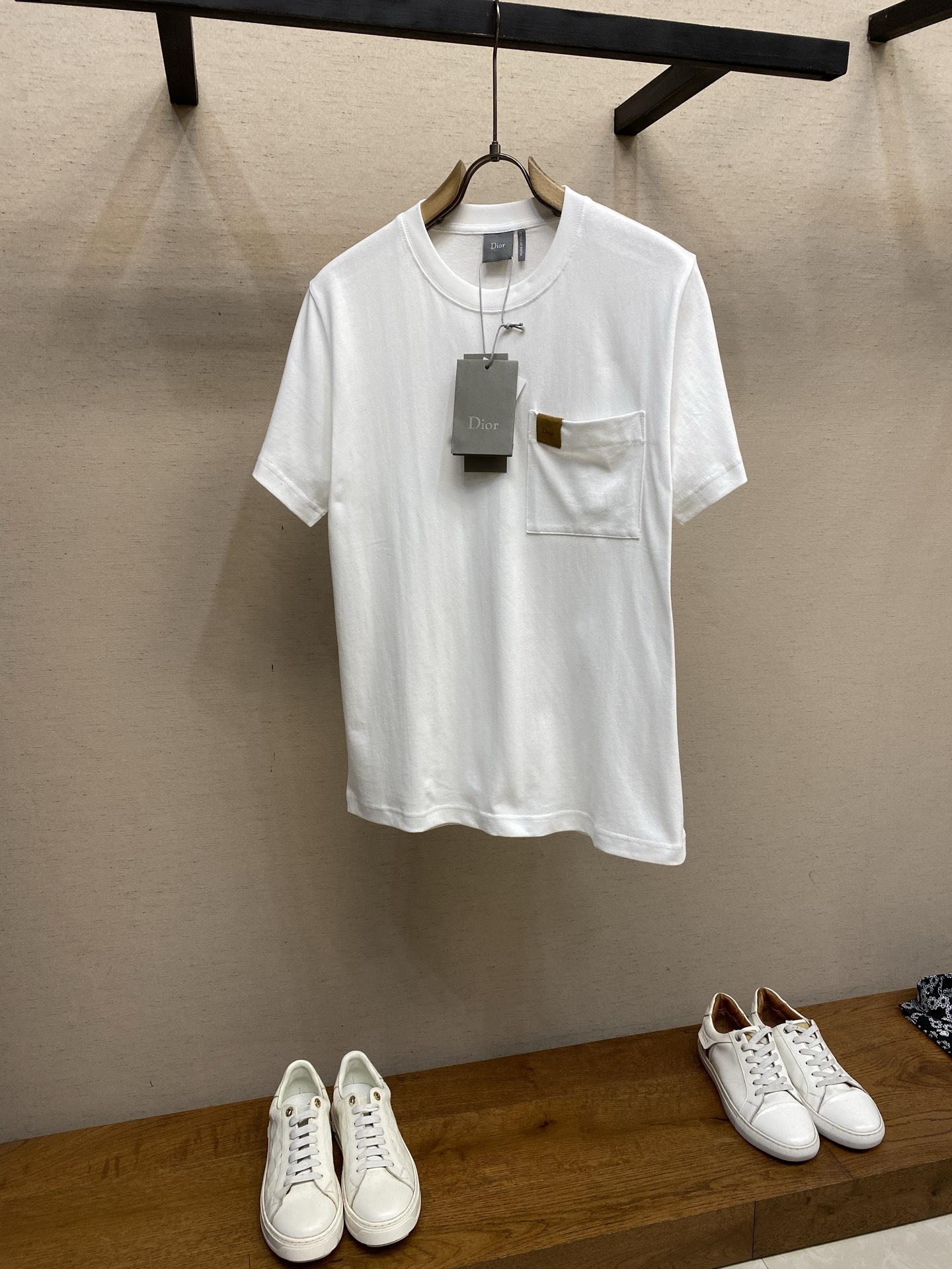 🌟🌟Dior，CD 2026FW 这款T恤是二零二六夏季男装系列新品，呈现简约风格。采用白色棉质针织面料