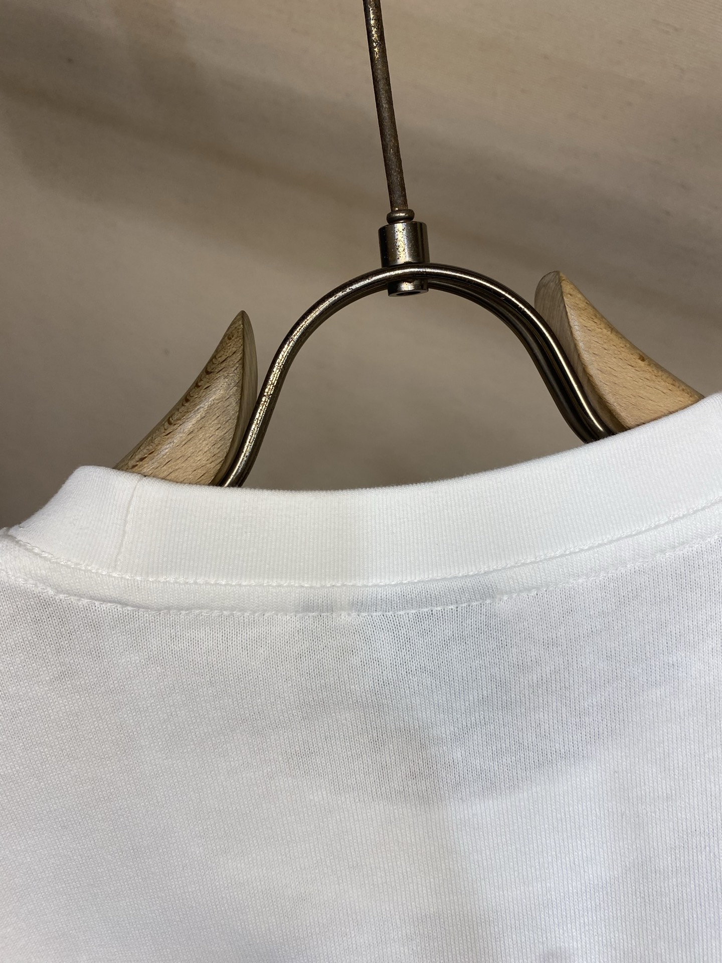 🌟🌟Dior，CD 2026FW 这款T恤是二零二六夏季男装系列新品，呈现简约风格。采用白色棉质针织面料
