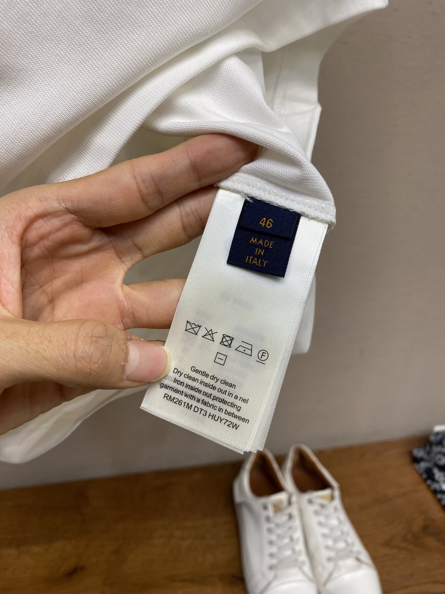 🌟🌟 1V，路易家2026FW 本款T恤取材轻盈棉质，依托立体仿碳纤维错视效果渲染正面1V SPrint