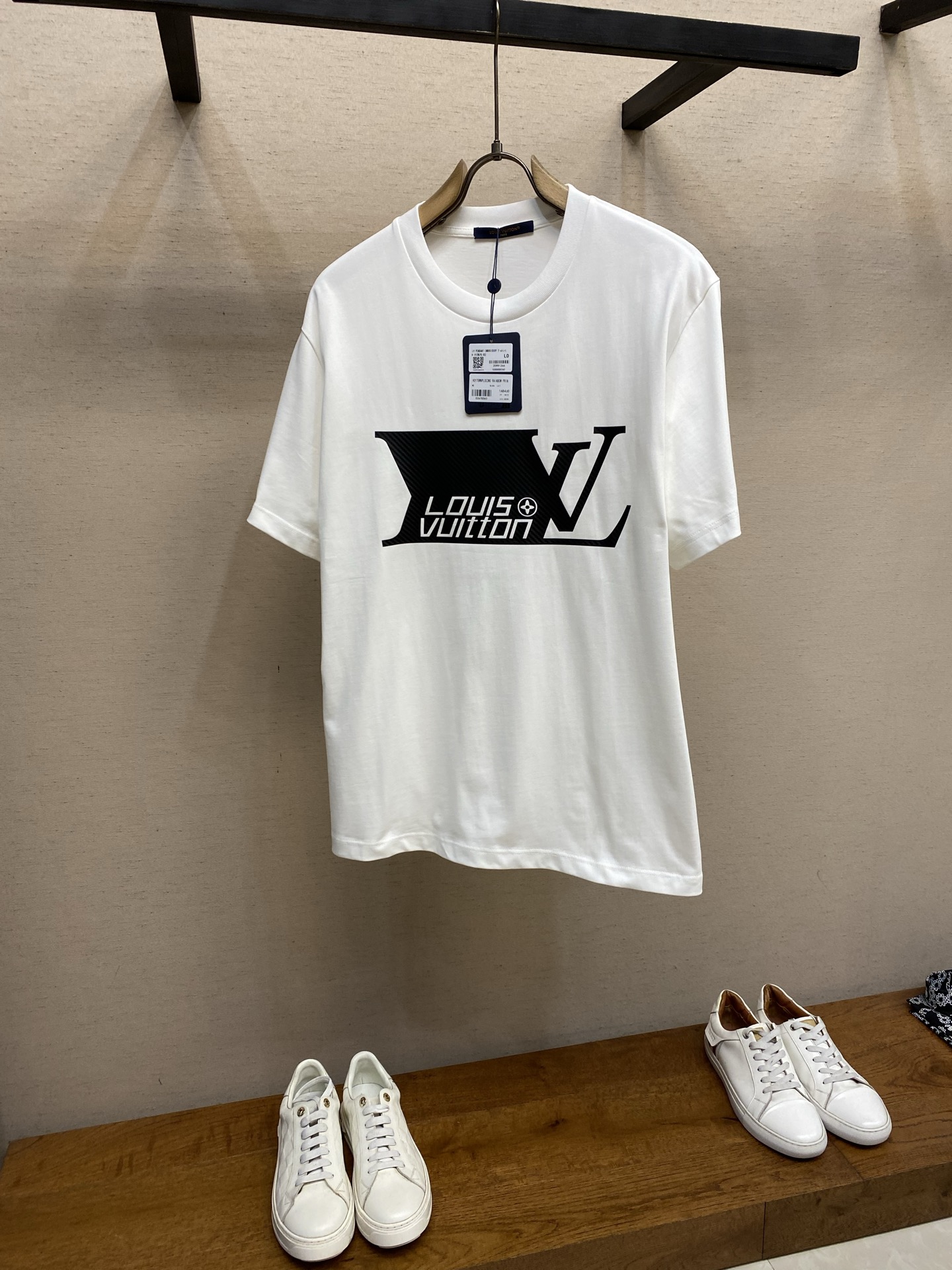 🌟🌟 1V，路易家2026FW 本款T恤取材轻盈棉质，依托立体仿碳纤维错视效果渲染正面1V SPrint