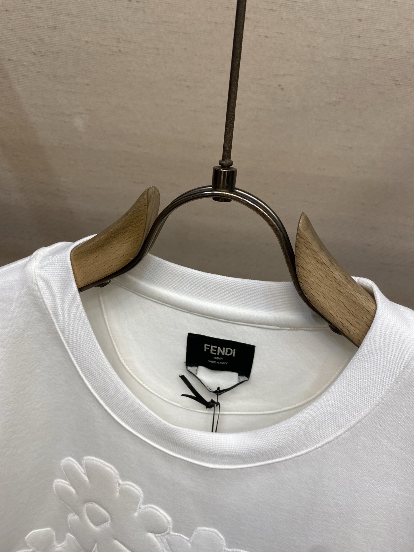 🌟🌟Fendi， 2026FW 标准版型圆领短袖T恤 纯棉材质。胸部饰有同色系Sunny Side Fl