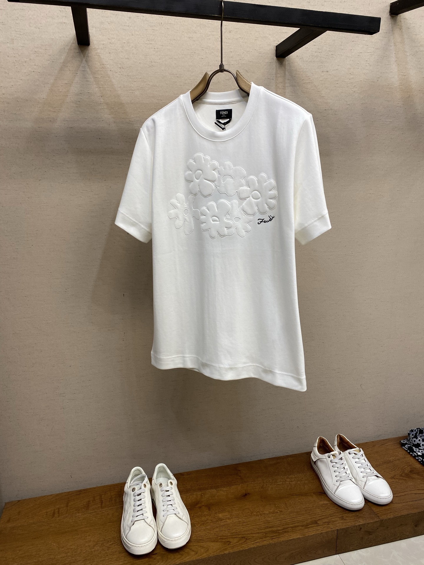🌟🌟Fendi， 2026FW 标准版型圆领短袖T恤 纯棉材质。胸部饰有同色系Sunny Side Fl