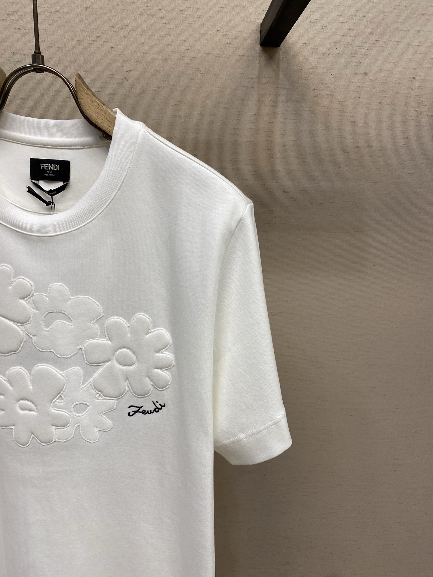 🌟🌟Fendi， 2026FW 标准版型圆领短袖T恤 纯棉材质。胸部饰有同色系Sunny Side Fl