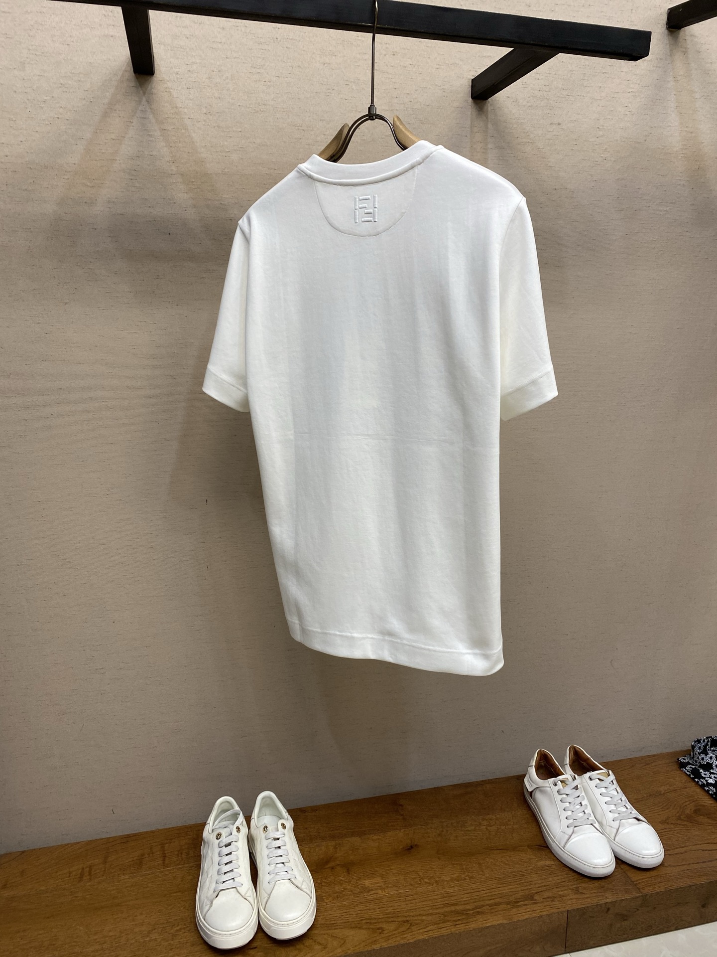 🌟🌟Fendi， 2026FW 标准版型圆领短袖T恤 纯棉材质。胸部饰有同色系Sunny Side Fl