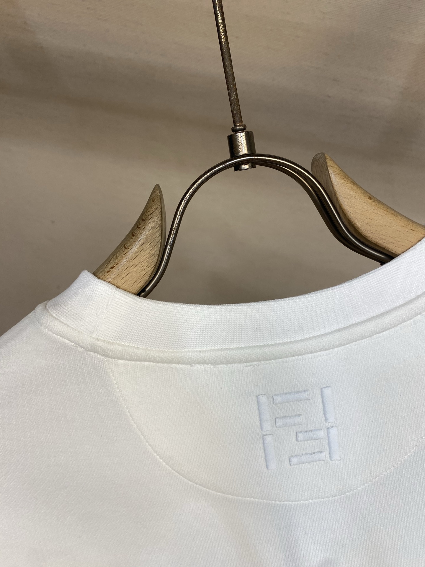 🌟🌟Fendi， 2026FW 标准版型圆领短袖T恤 纯棉材质。胸部饰有同色系Sunny Side Fl