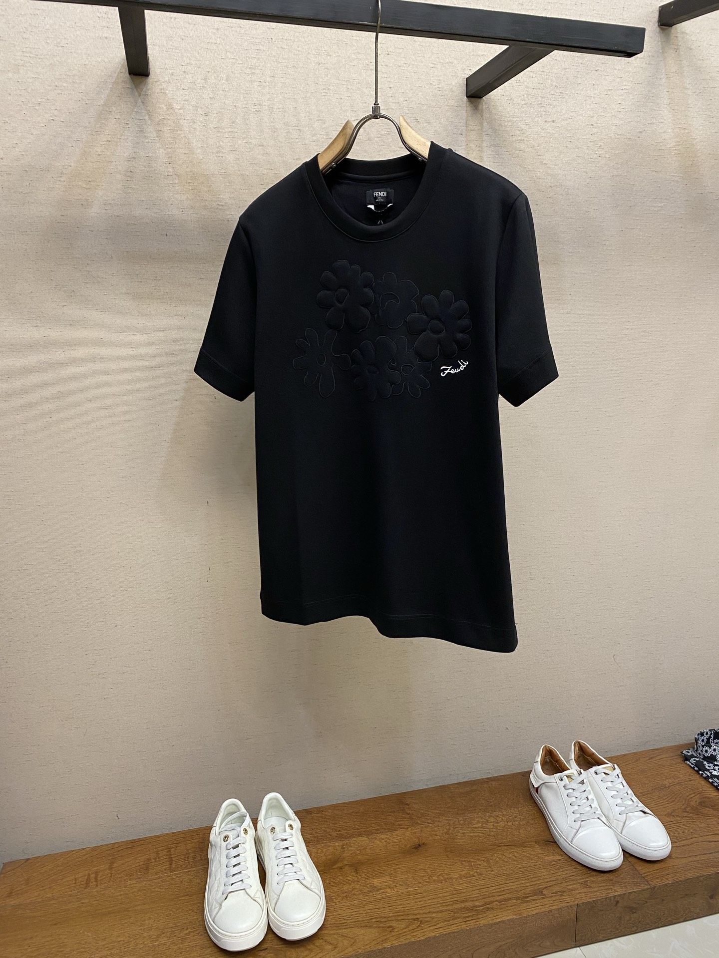 🌟🌟Fendi， 2026FW 标准版型圆领短袖T恤 纯棉材质。胸部饰有同色系Sunny Side Fl