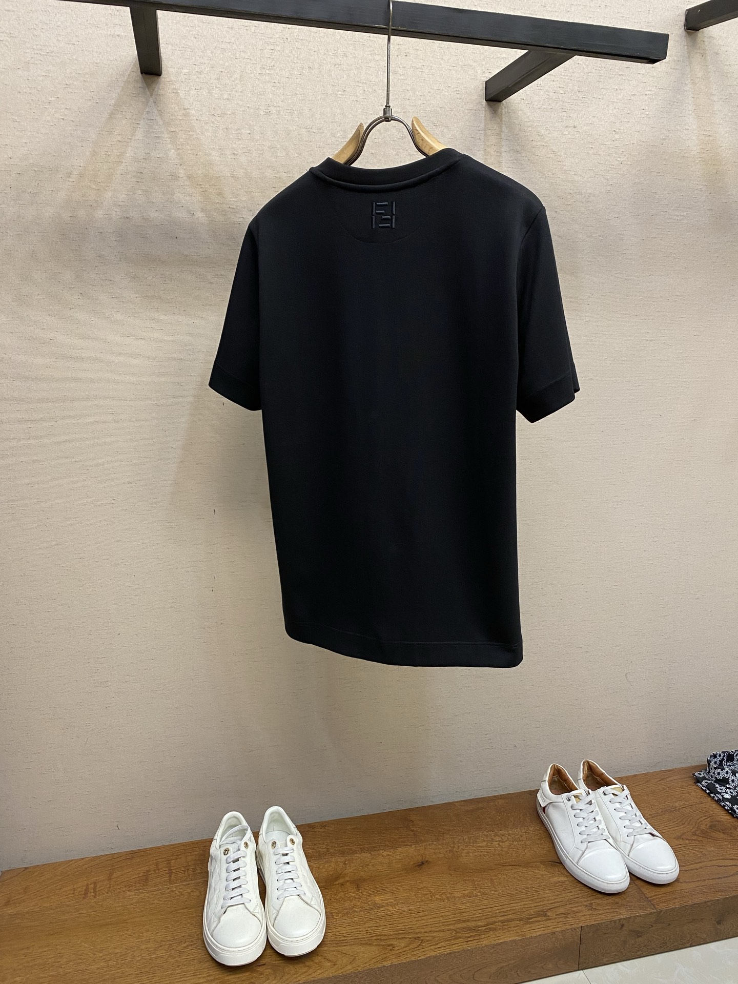 🌟🌟Fendi， 2026FW 标准版型圆领短袖T恤 纯棉材质。胸部饰有同色系Sunny Side Fl