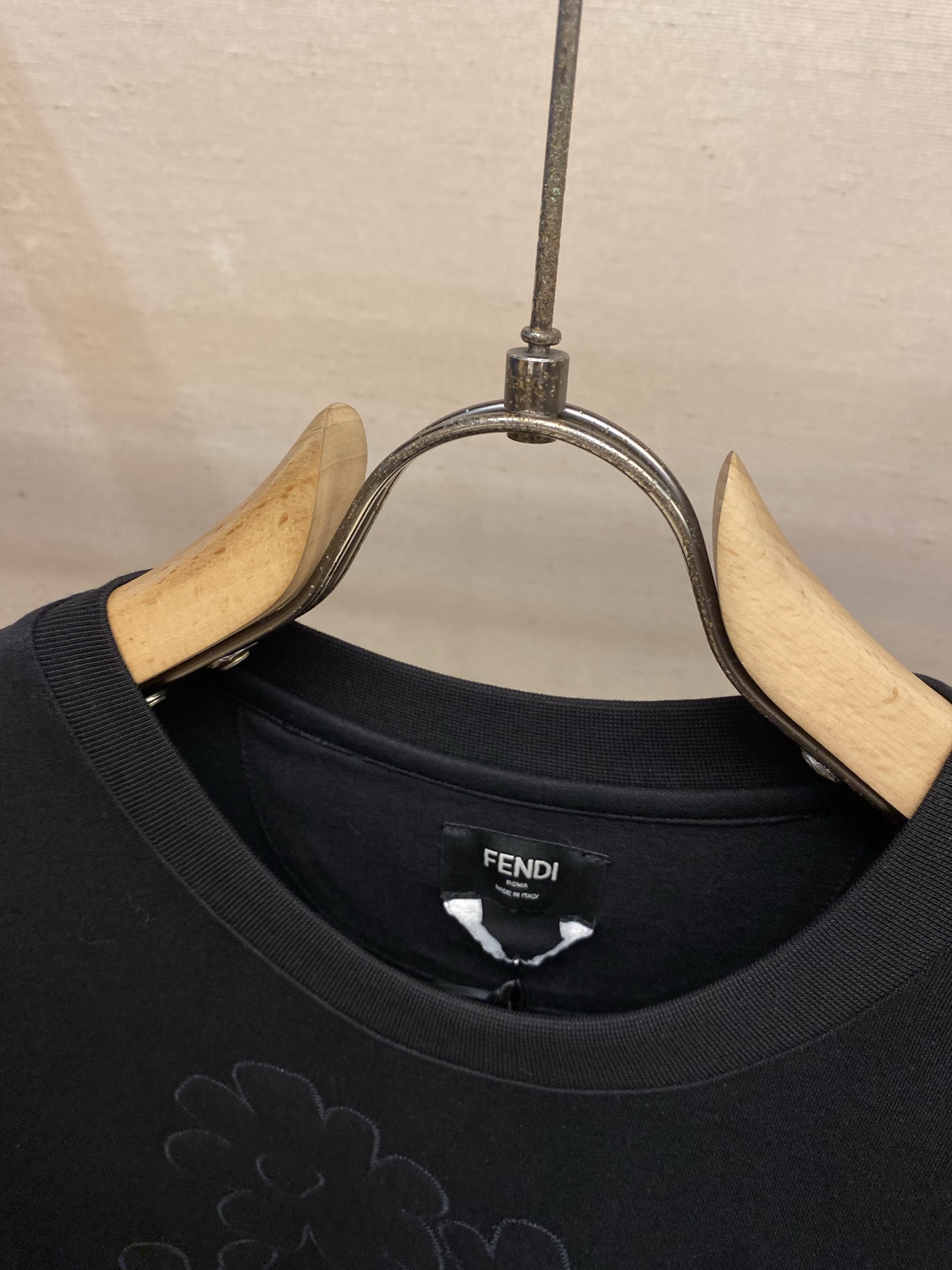 🌟🌟Fendi， 2026FW 标准版型圆领短袖T恤 纯棉材质。胸部饰有同色系Sunny Side Fl