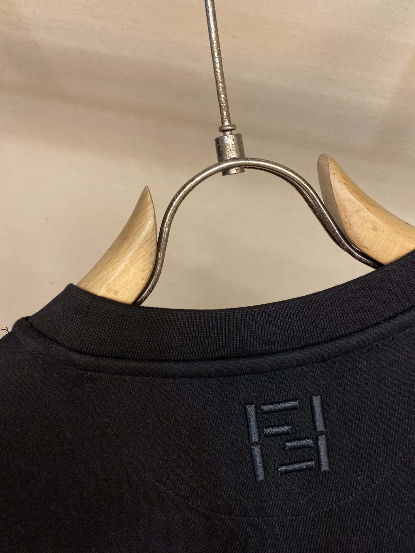 🌟🌟Fendi， 2026FW 标准版型圆领短袖T恤 纯棉材质。胸部饰有同色系Sunny Side Fl