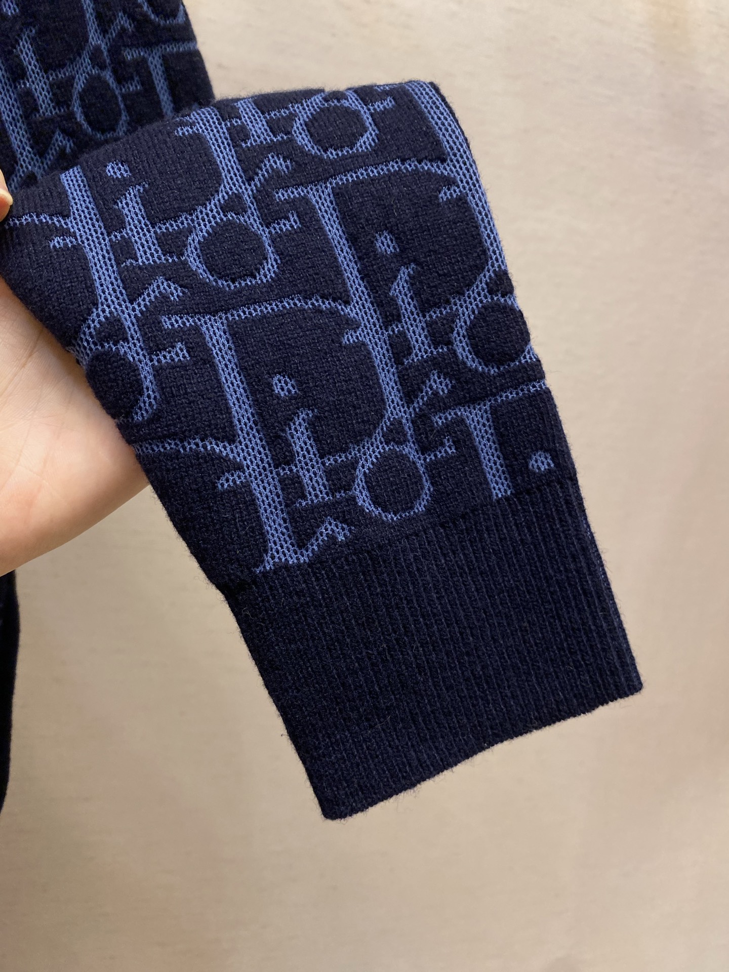 🌟🌟Dior，字母拼色提花羊毛针织拉链连帽衫 立体提花工艺超有质感。重磅针织面料，柔软又保暖，秋冬穿超合