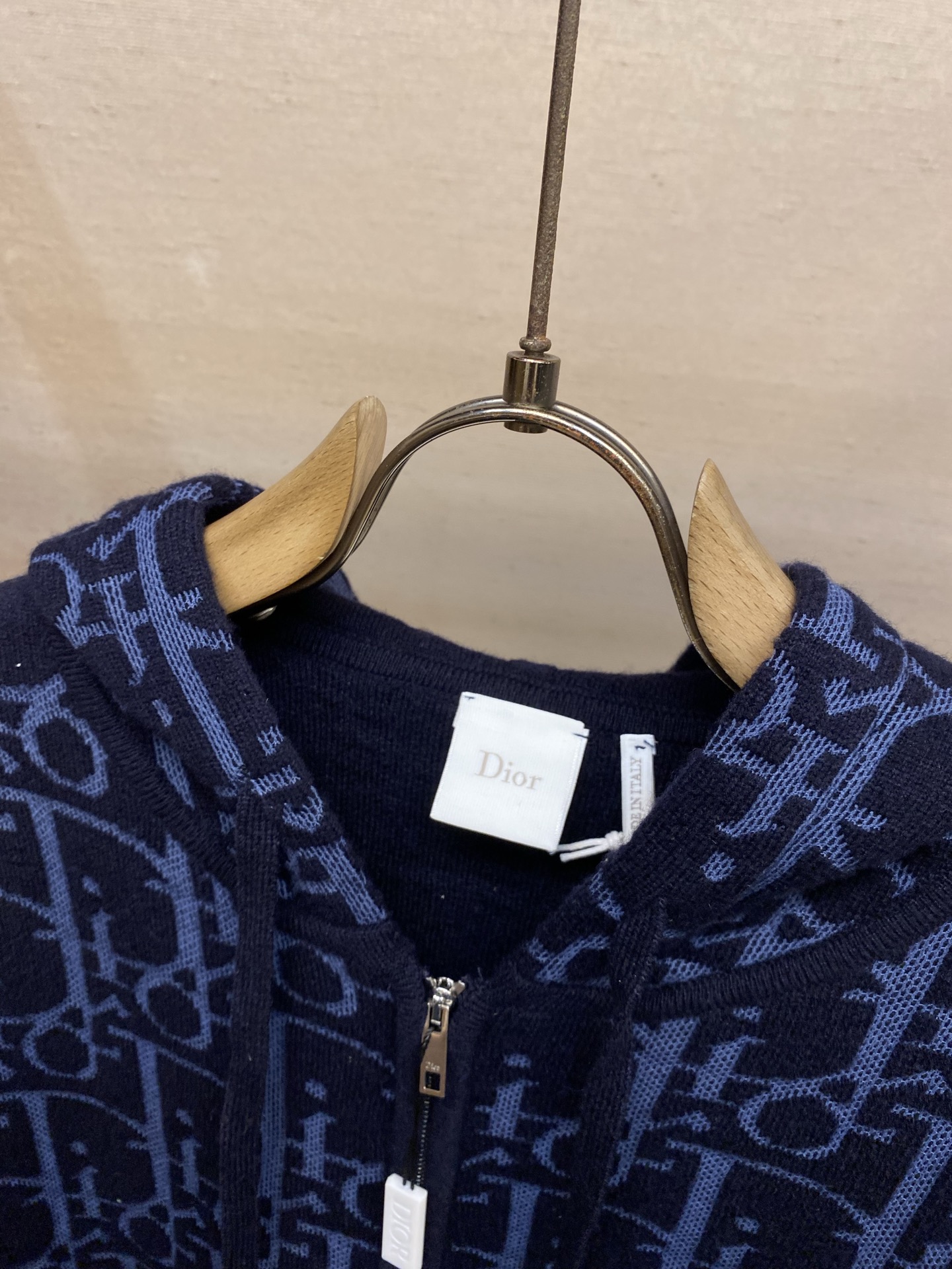 🌟🌟Dior，字母拼色提花羊毛针织拉链连帽衫 立体提花工艺超有质感。重磅针织面料，柔软又保暖，秋冬穿超合
