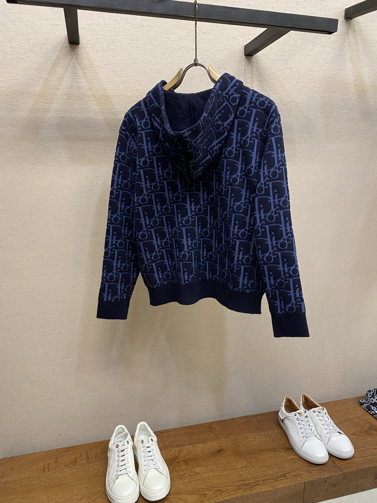 🌟🌟Dior，字母拼色提花羊毛针织拉链连帽衫 立体提花工艺超有质感。重磅针织面料，柔软又保暖，秋冬穿超合