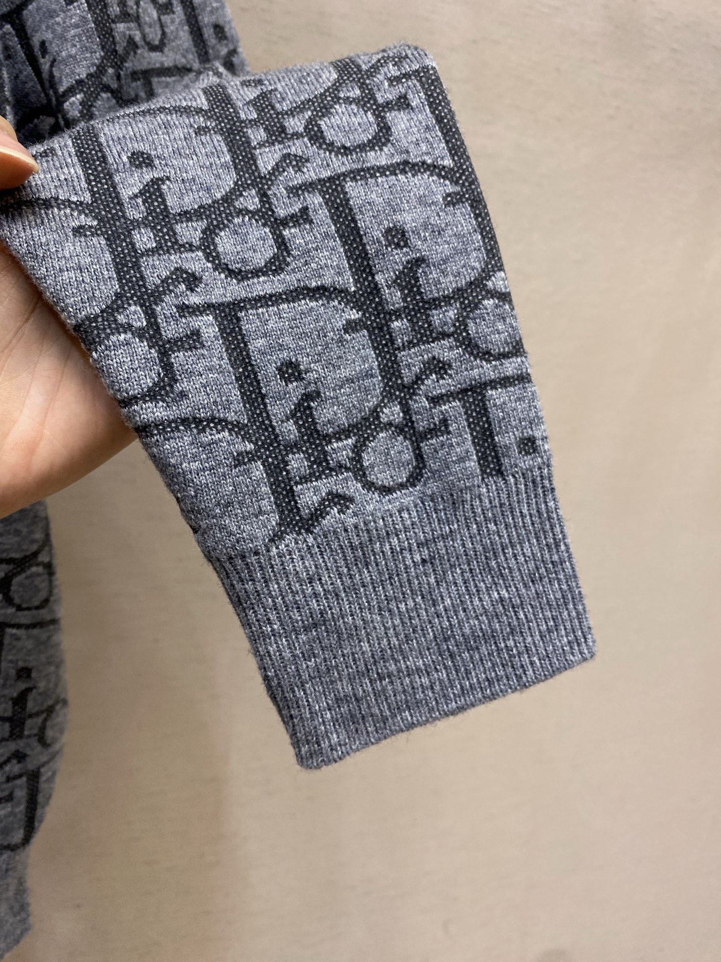 🌟🌟Dior，字母拼色提花羊毛针织拉链连帽衫 立体提花工艺超有质感。重磅针织面料，柔软又保暖，秋冬穿超合